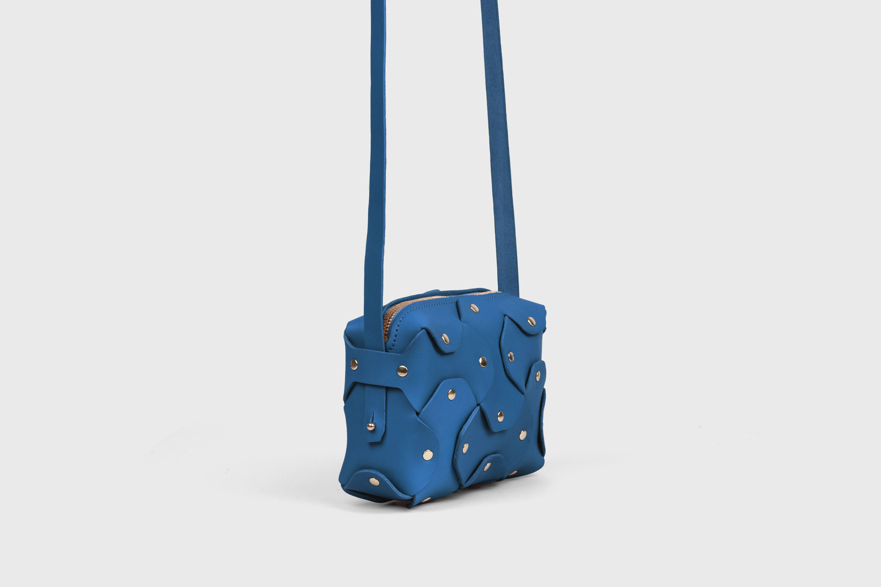 Bolso Con Remache Cuero Pequeño Color Azul Real En Modelo Clutch Bandolera Hombro Desmontable Latón Completo Curtido Vegetal Cuero De Granos Alta Calidad Moderno Diseño Minimalista Atelier Madre Manuel Dreesmann Barcelona España