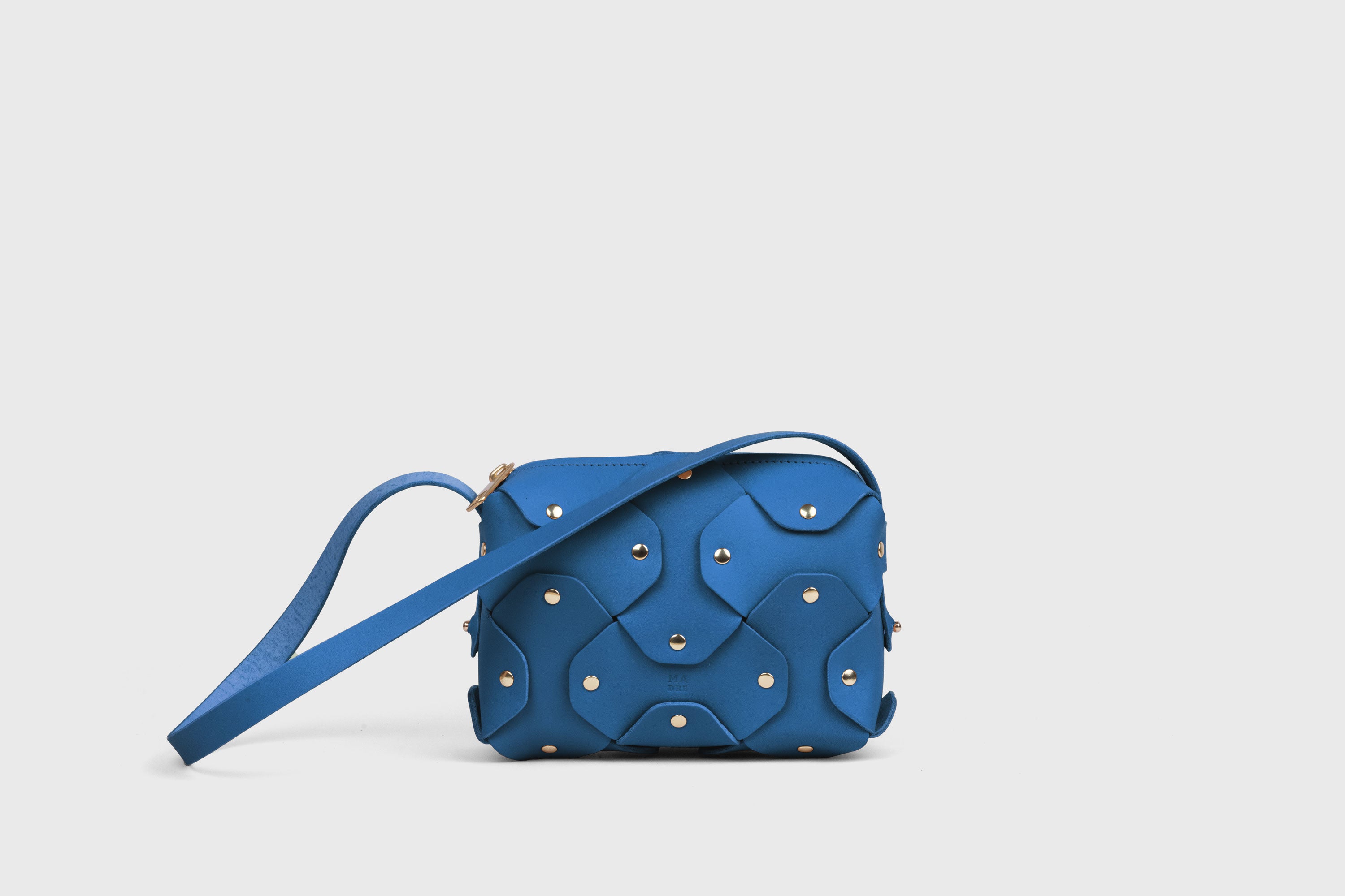 Bolso Con Remache Cuero Pequeño Color Azul Real En Modelo Clutch Bandolera Hombro Desmontable Latón Completo Curtido Vegetal Cuero De Granos Alta Calidad Moderno Diseño Minimalista Atelier Madre Manuel Dreesmann Barcelona España