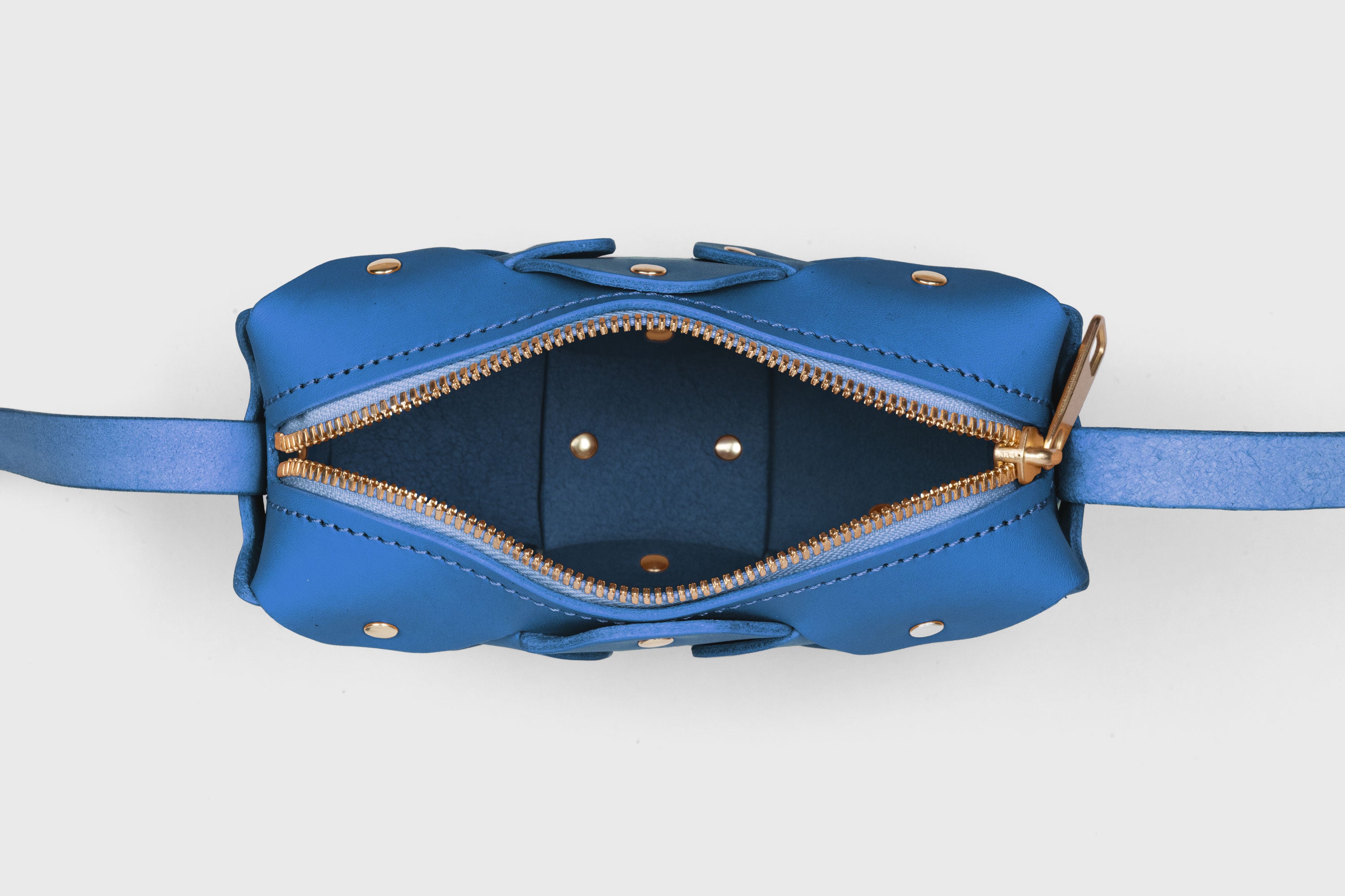 Bolso Con Remache Cuero Pequeño Color Azul Real En Modelo Clutch Bandolera Hombro Desmontable Latón Completo Curtido Vegetal Cuero De Granos Alta Calidad Moderno Diseño Minimalista Atelier Madre Manuel Dreesmann Barcelona España