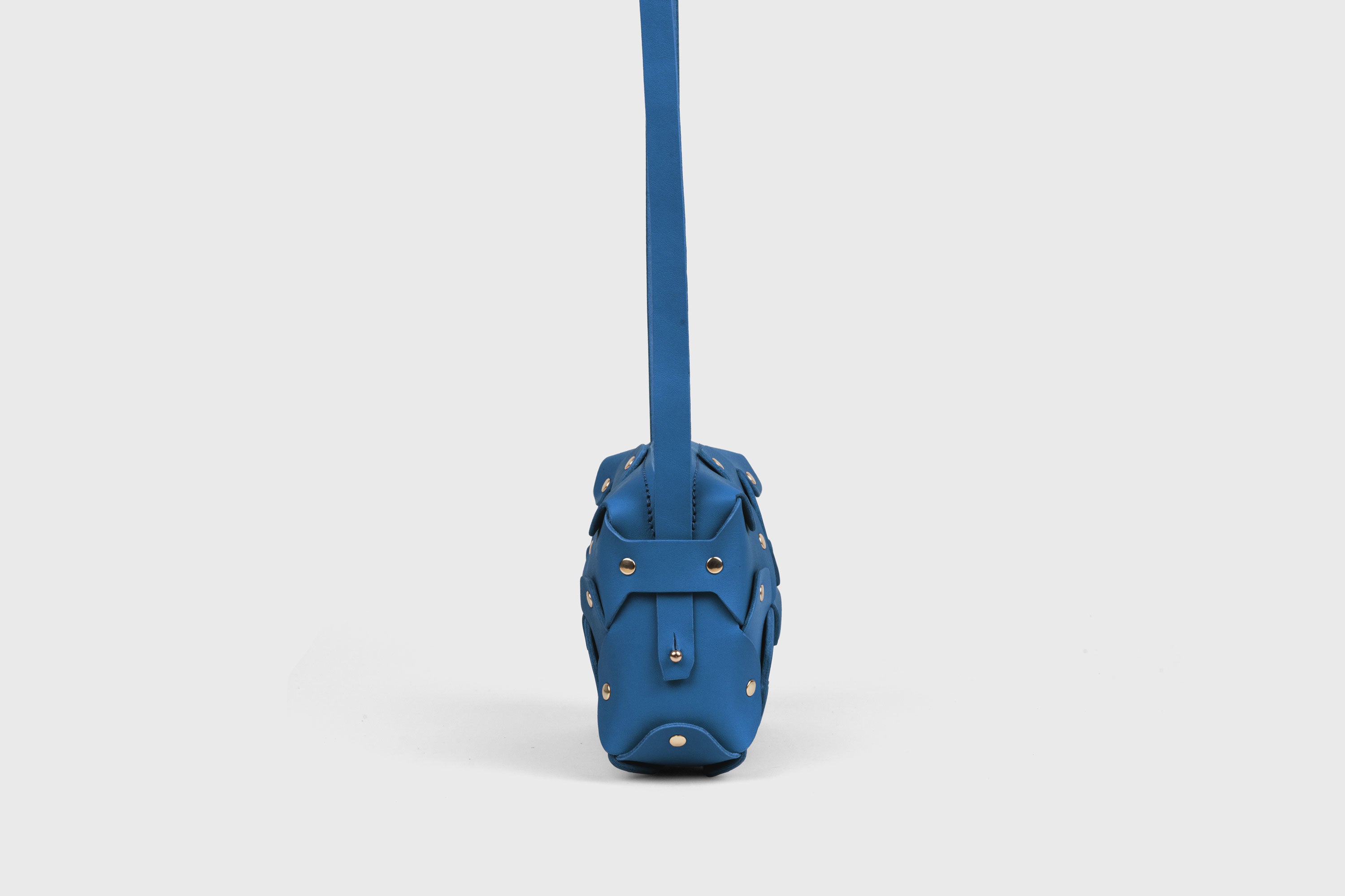 Bolso Con Remache Cuero Pequeño Color Azul Real En Modelo Clutch Bandolera Hombro Desmontable Latón Completo Curtido Vegetal Cuero De Granos Alta Calidad Moderno Diseño Minimalista Atelier Madre Manuel Dreesmann Barcelona España
