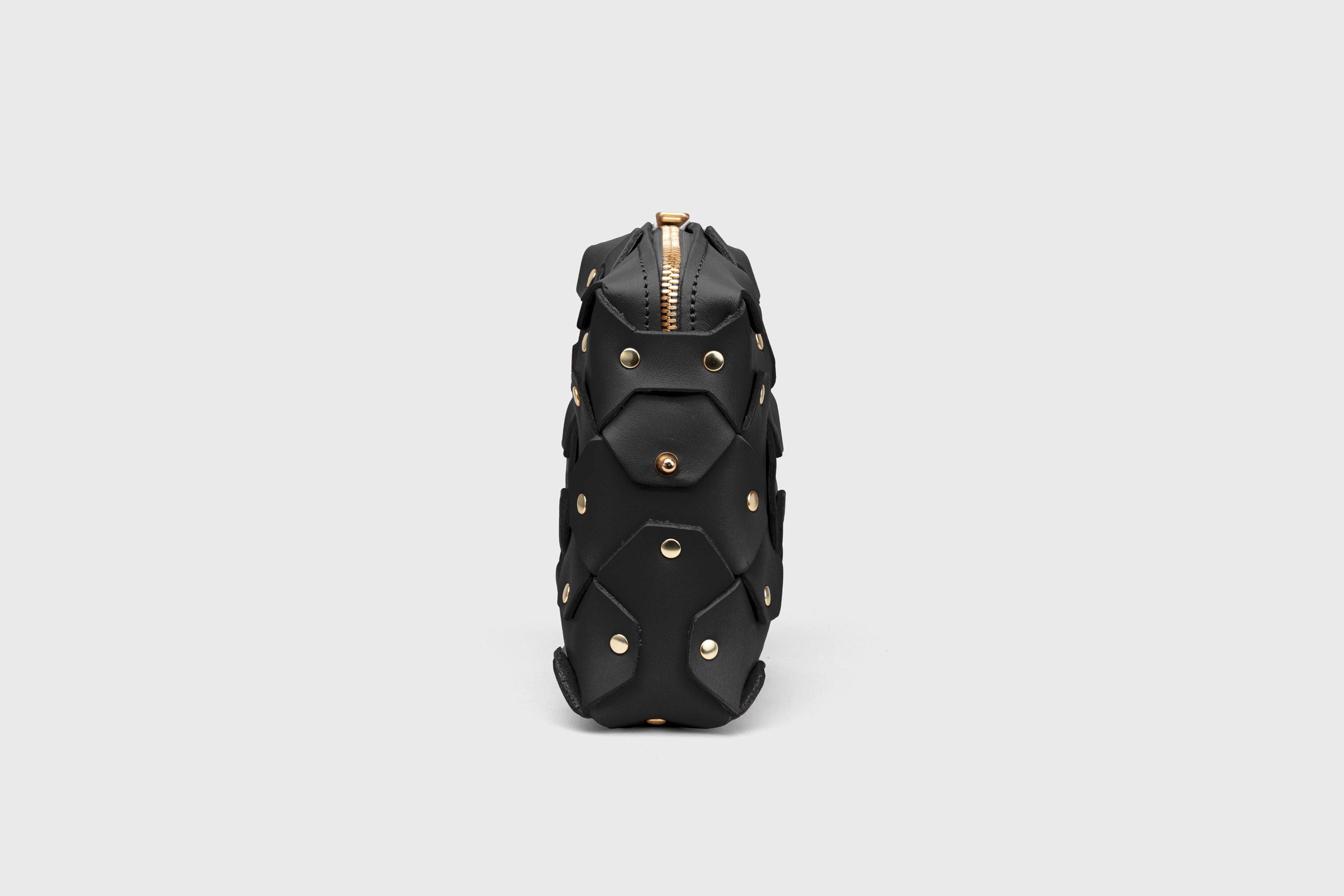 Bolso Rivet, cuadrado, de piel negra, diseño minimalista y moderno, calidad superior, Atelier Madre Manuel Dreesmann, Barcelona