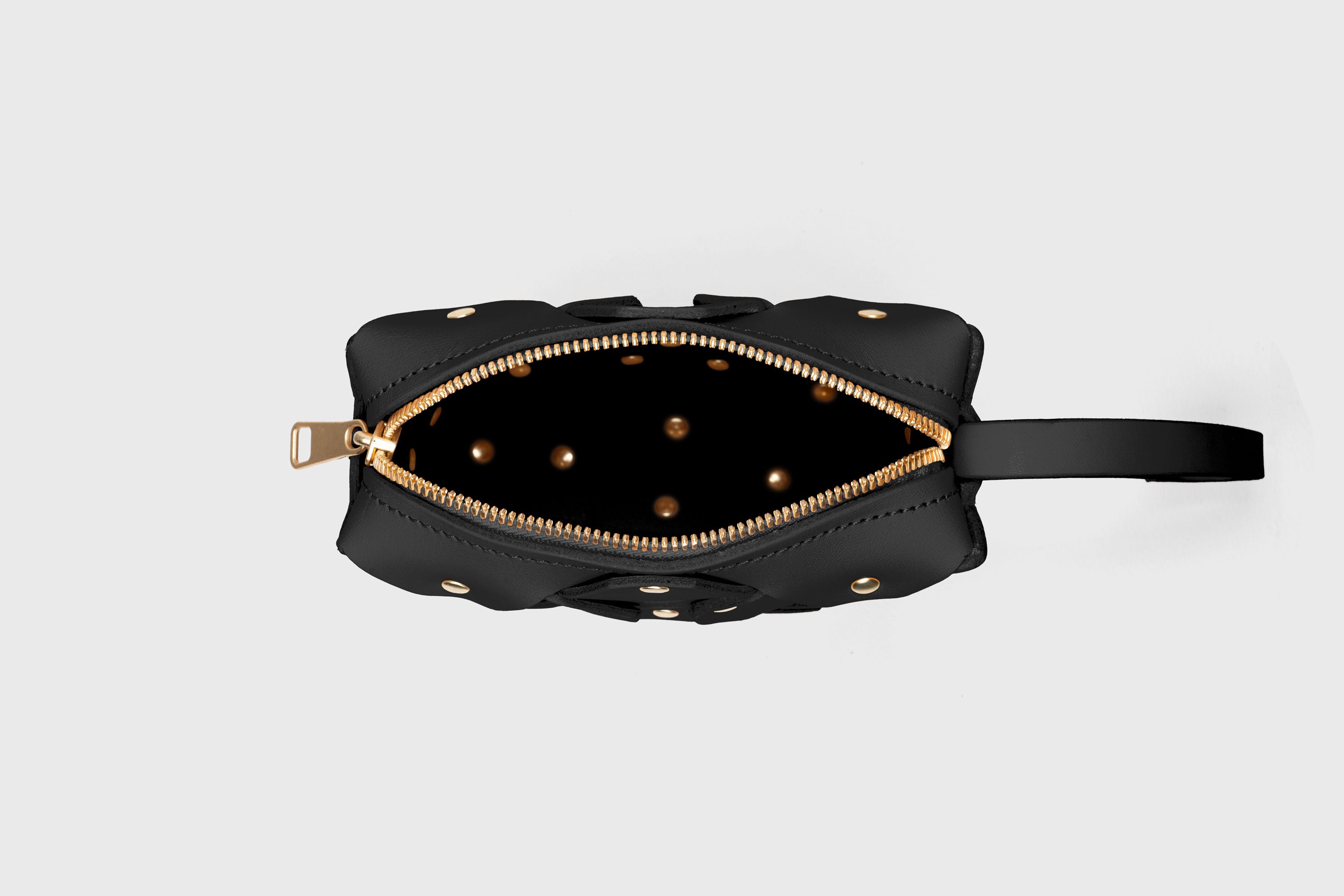 Bolso Rivet, cuadrado, de piel negra, diseño minimalista y moderno, calidad superior, Atelier Madre Manuel Dreesmann, Barcelona