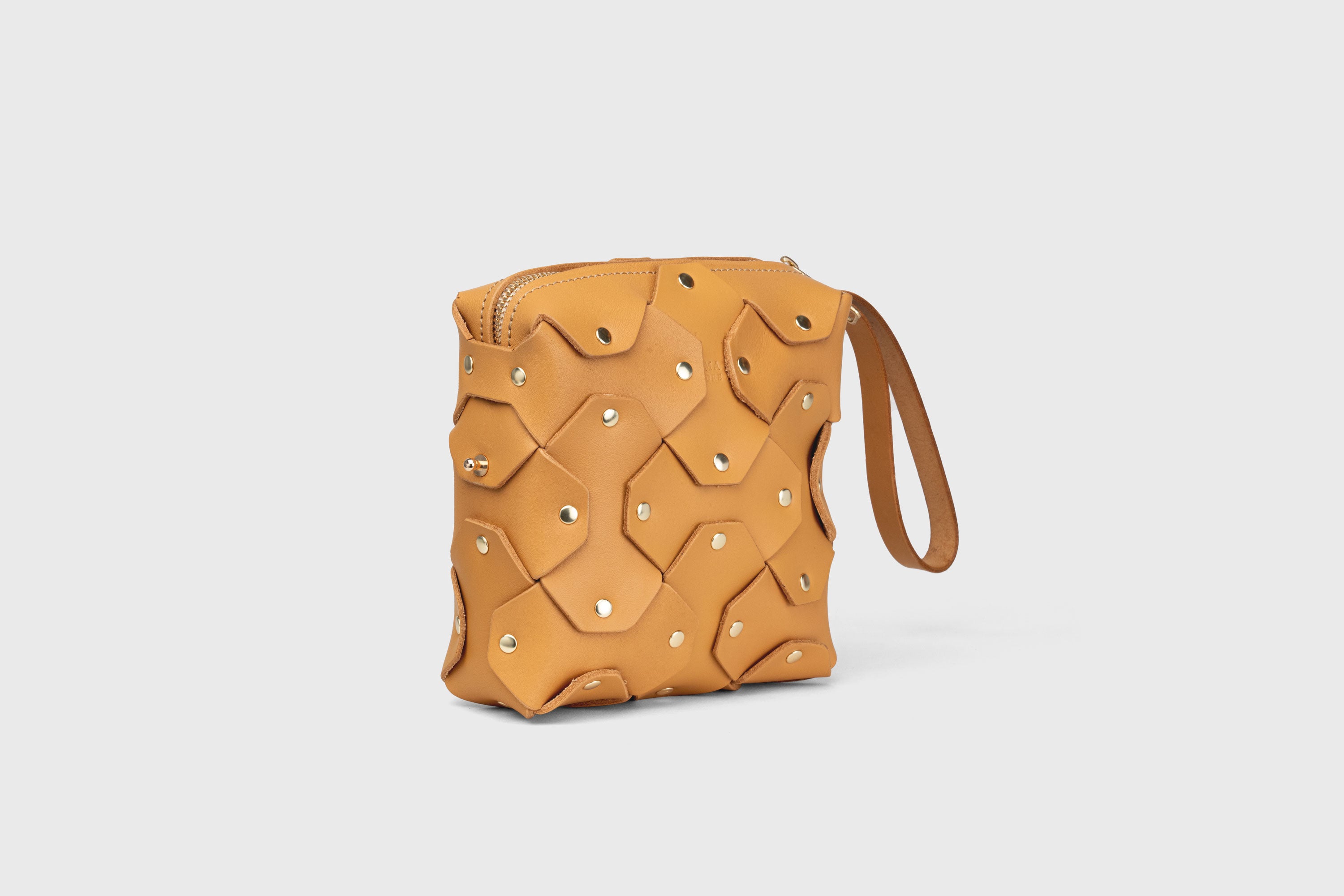 Bolso con remaches, cuadrado, de cuero marrón, diseño minimalista y moderno, calidad superior, Atelier Madre Manuel Dreesmann, Barcelona