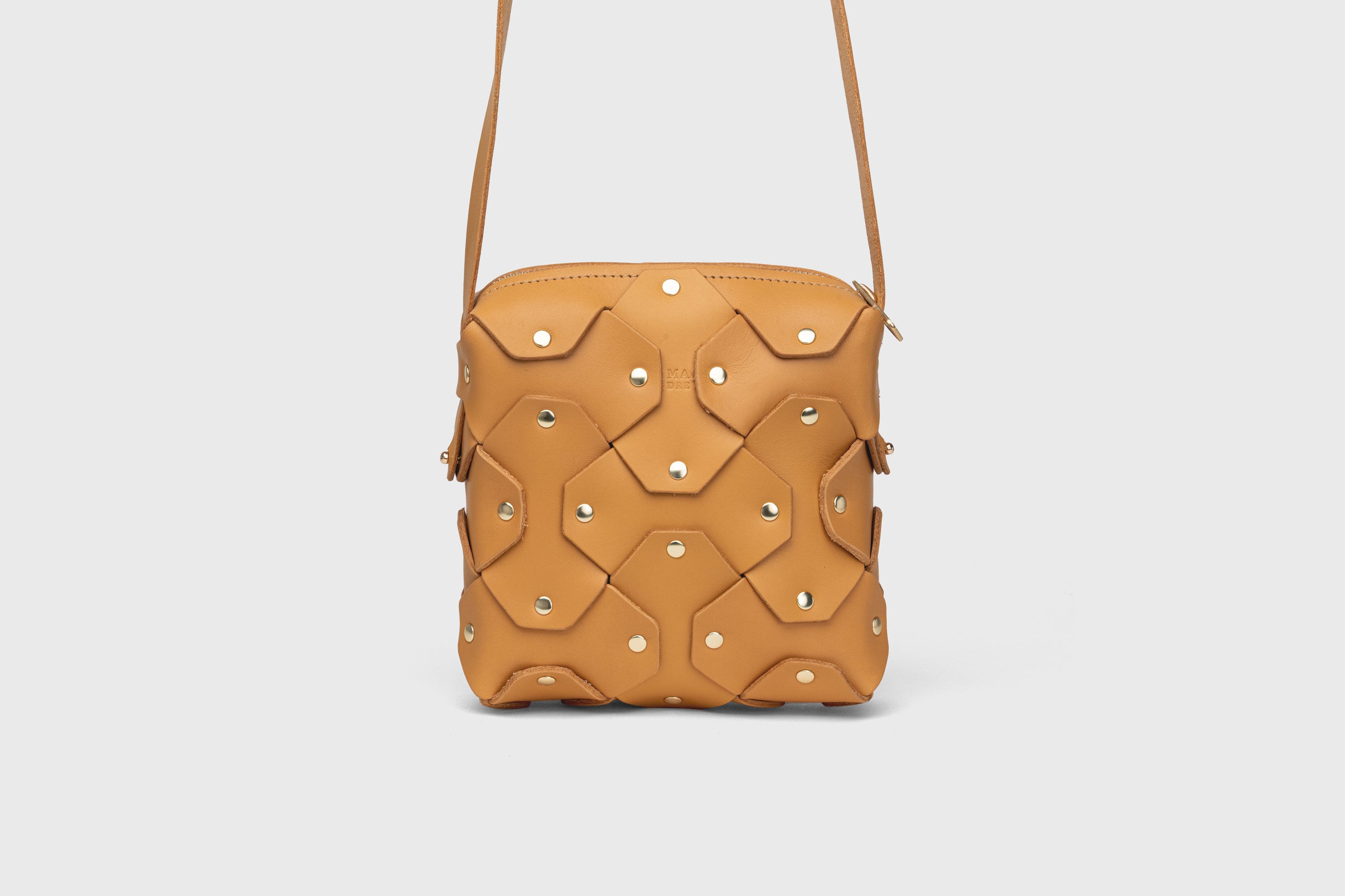 Bolso con remaches, cuadrado, de cuero marrón, diseño minimalista y moderno, calidad superior, Atelier Madre Manuel Dreesmann, Barcelona