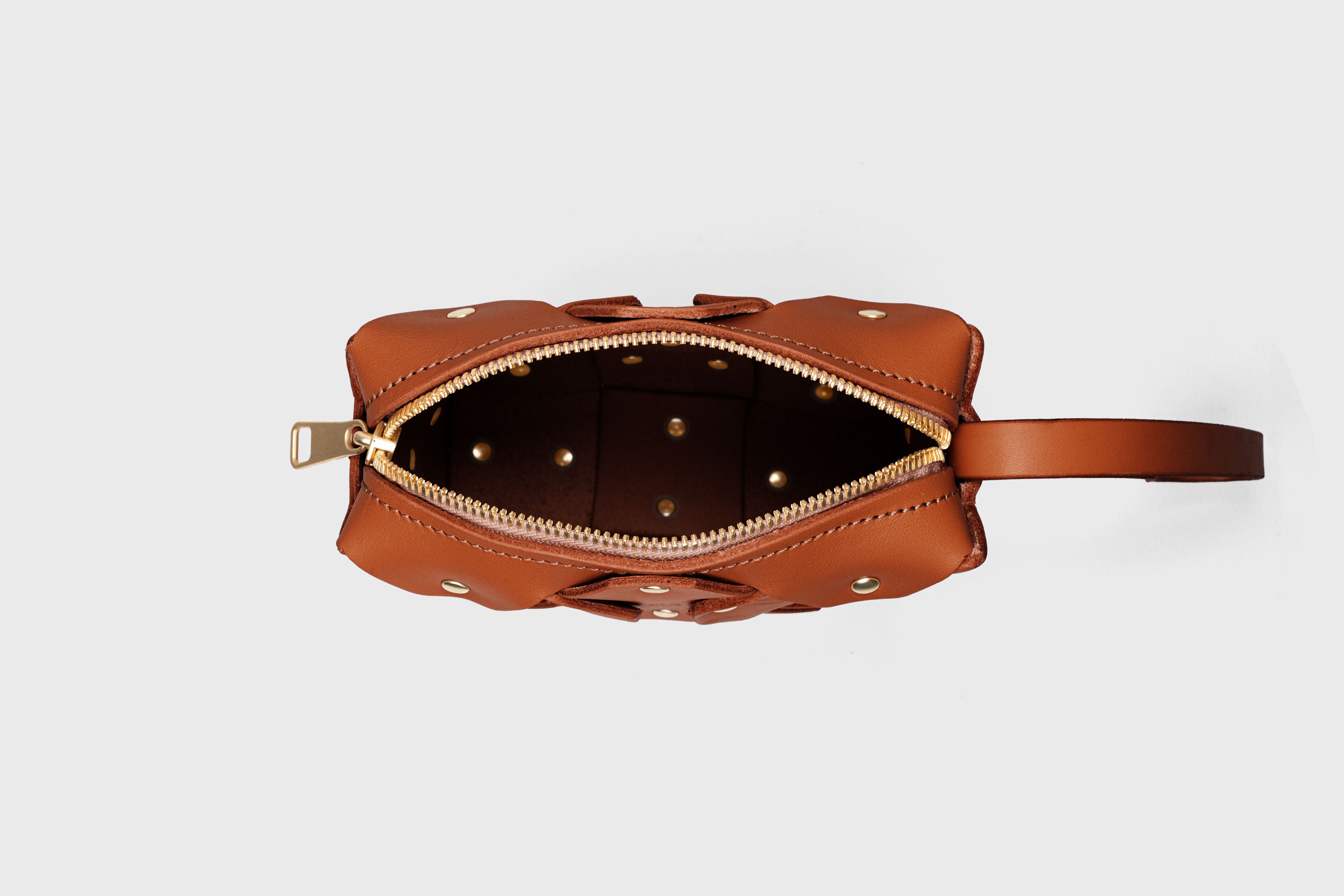 Bolso «Rivet Bag» cuadrado, de piel marrón oscuro, diseño minimalista y moderno, calidad superior, Atelier Madre Manuel Dreesmann, Barcelona