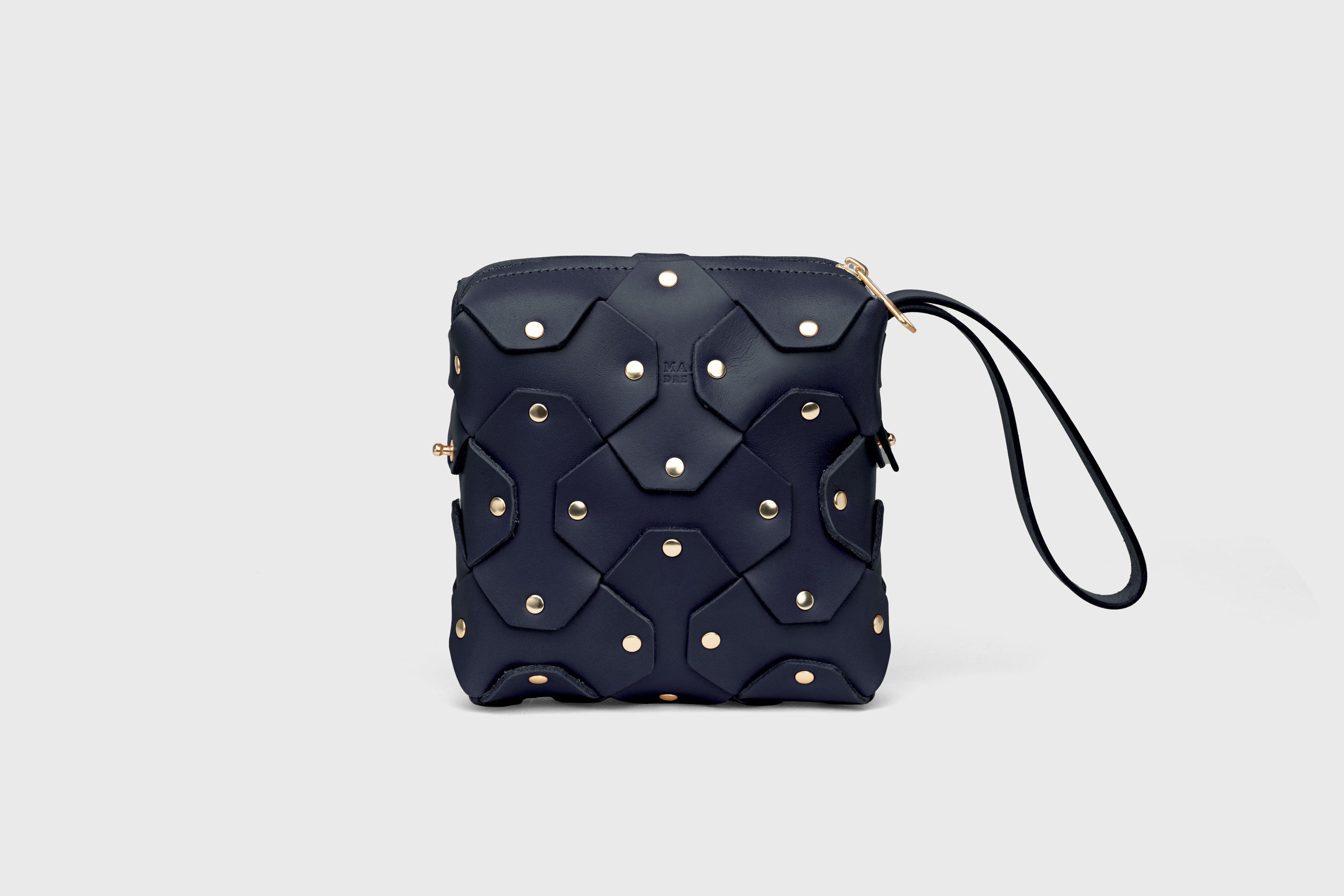 Bolso Rivet Bag Squared, de cuero azul marino, diseño minimalista y moderno, calidad superior, Atelier Madre Manuel Dreesmann, Barcelona