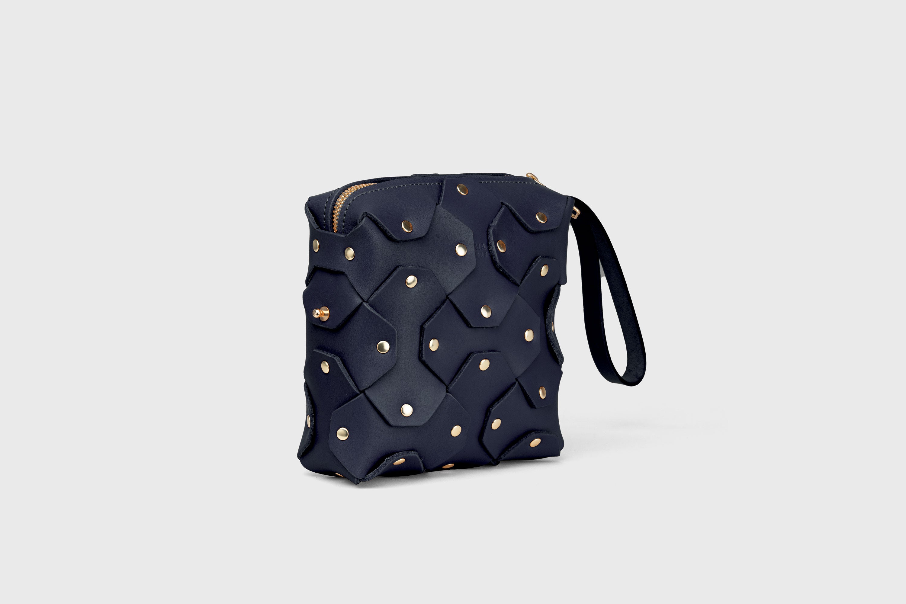 Bolso Rivet Bag Squared, de cuero azul marino, diseño minimalista y moderno, calidad superior, Atelier Madre Manuel Dreesmann, Barcelona