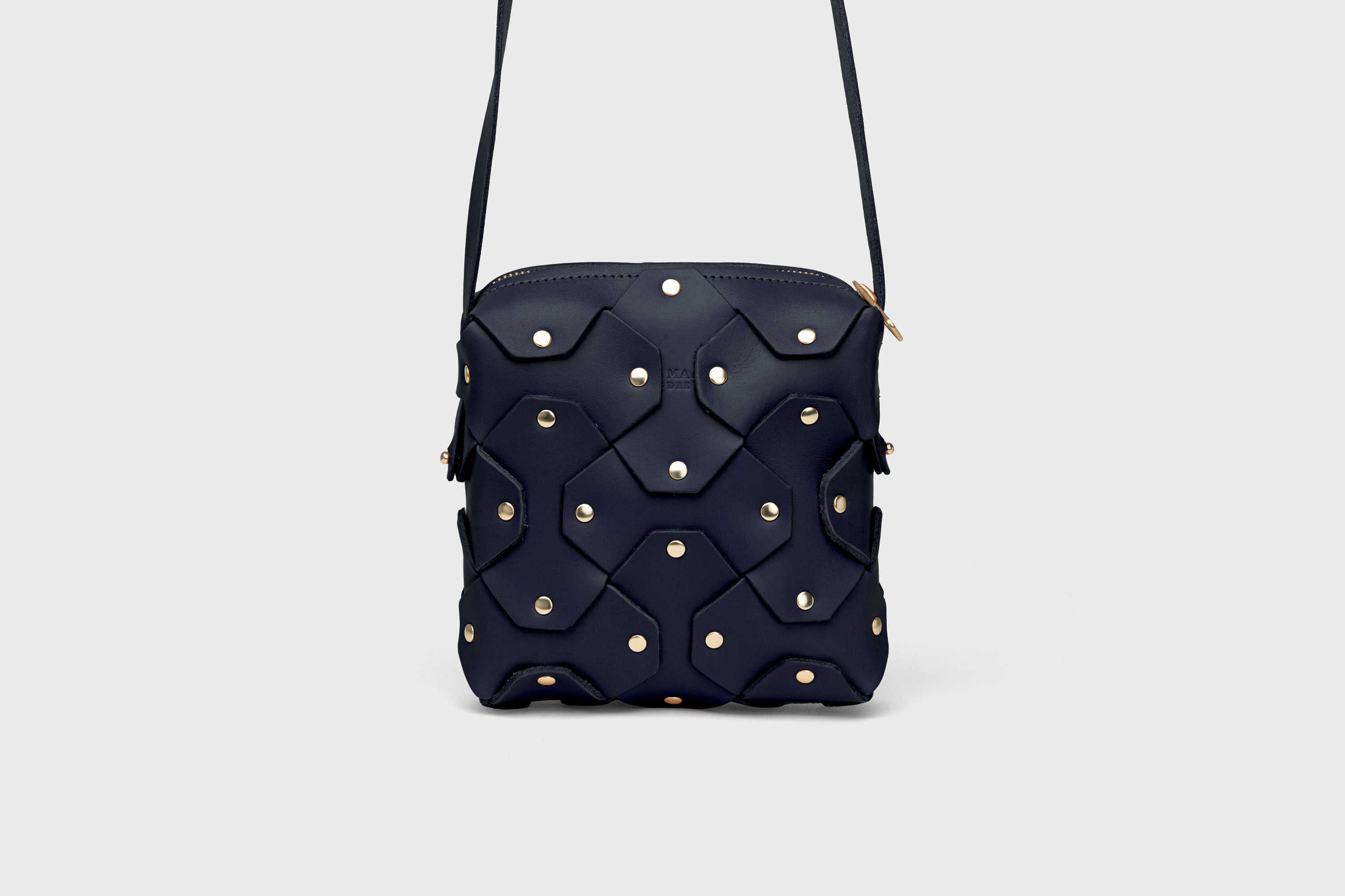 Bolso Rivet Bag Squared, de cuero azul marino, diseño minimalista y moderno, calidad superior, Atelier Madre Manuel Dreesmann, Barcelona