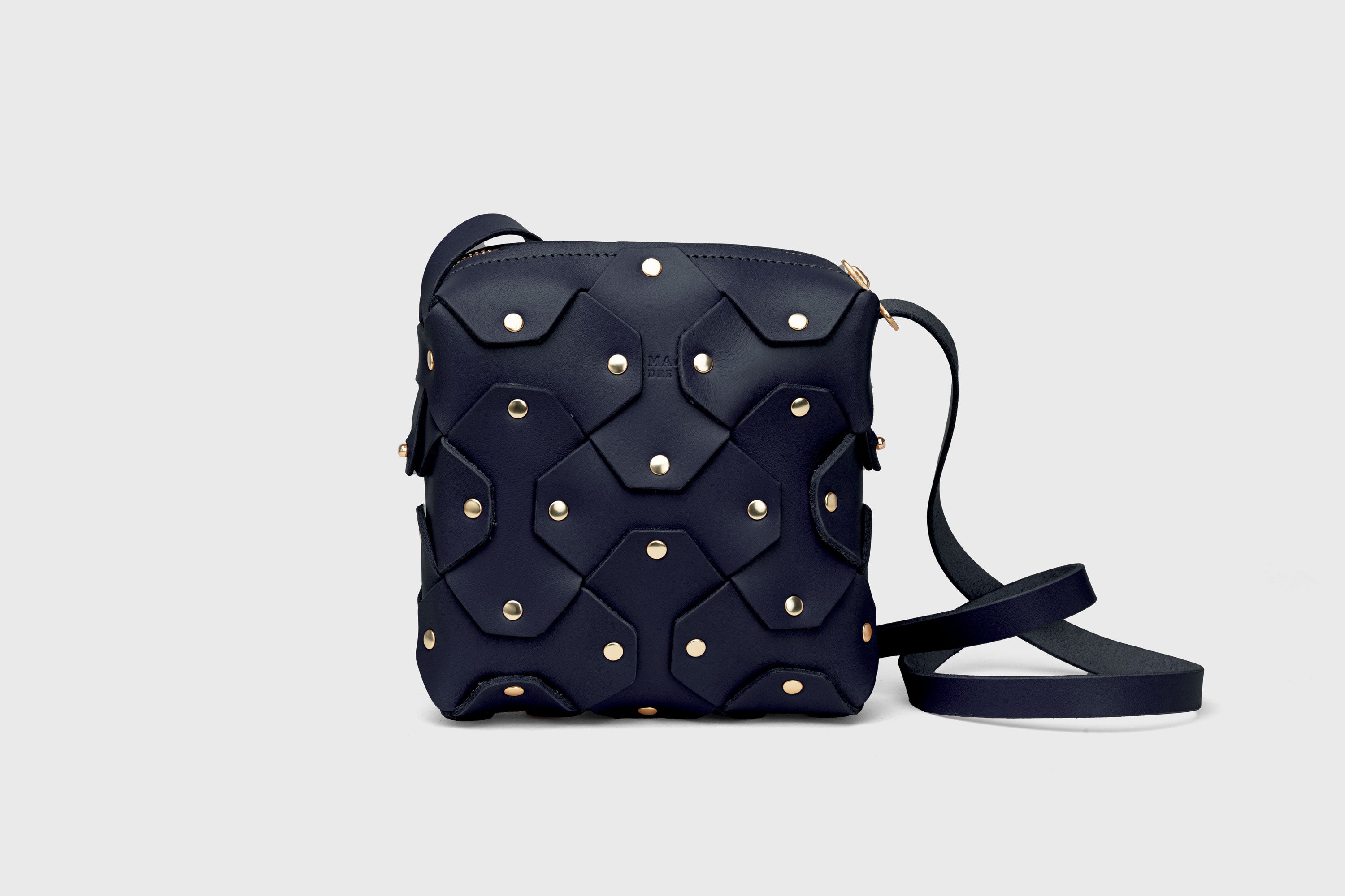 Bolso Rivet Bag Squared, de cuero azul marino, diseño minimalista y moderno, calidad superior, Atelier Madre Manuel Dreesmann, Barcelona