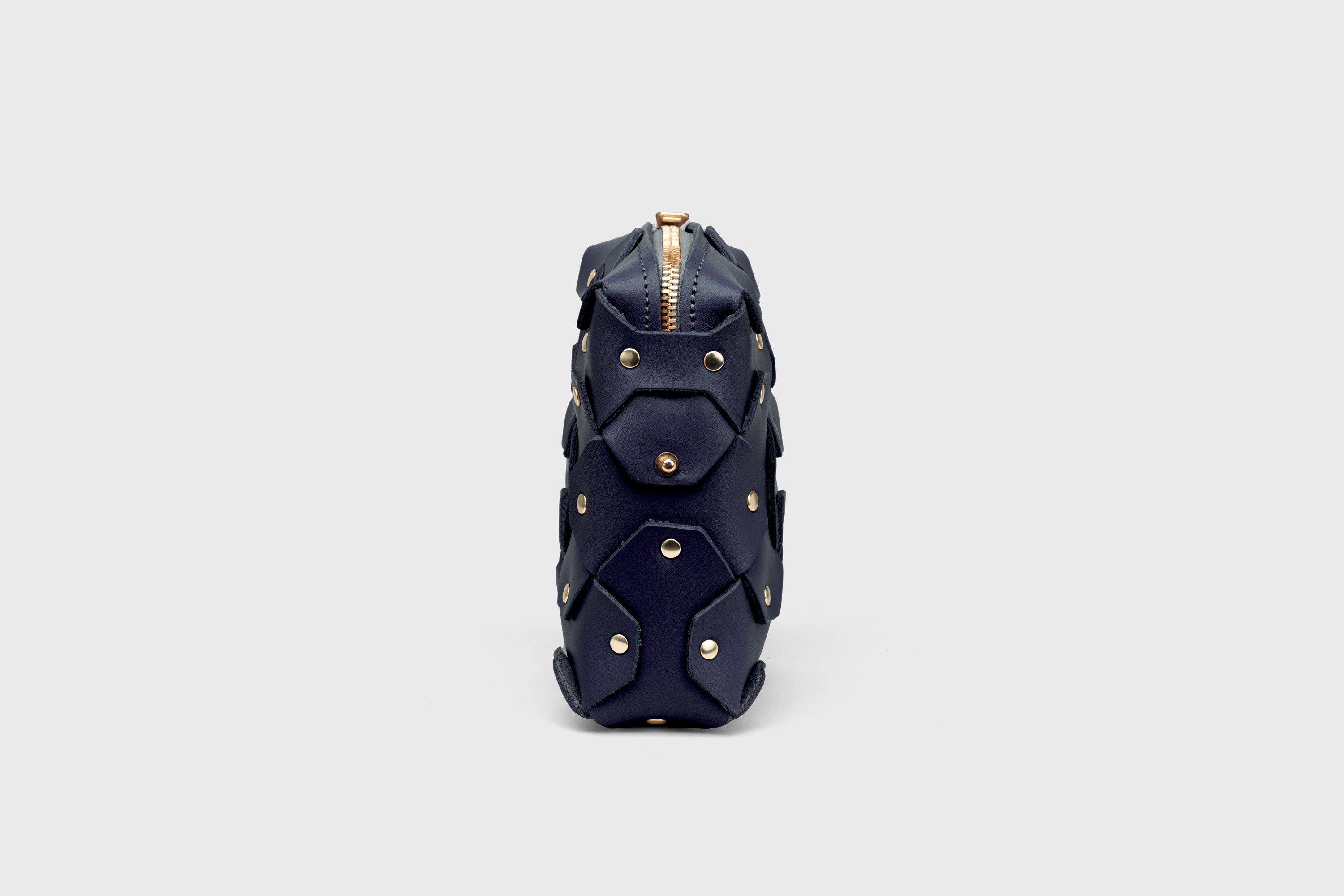Bolso Rivet Bag Squared, de cuero azul marino, diseño minimalista y moderno, calidad superior, Atelier Madre Manuel Dreesmann, Barcelona
