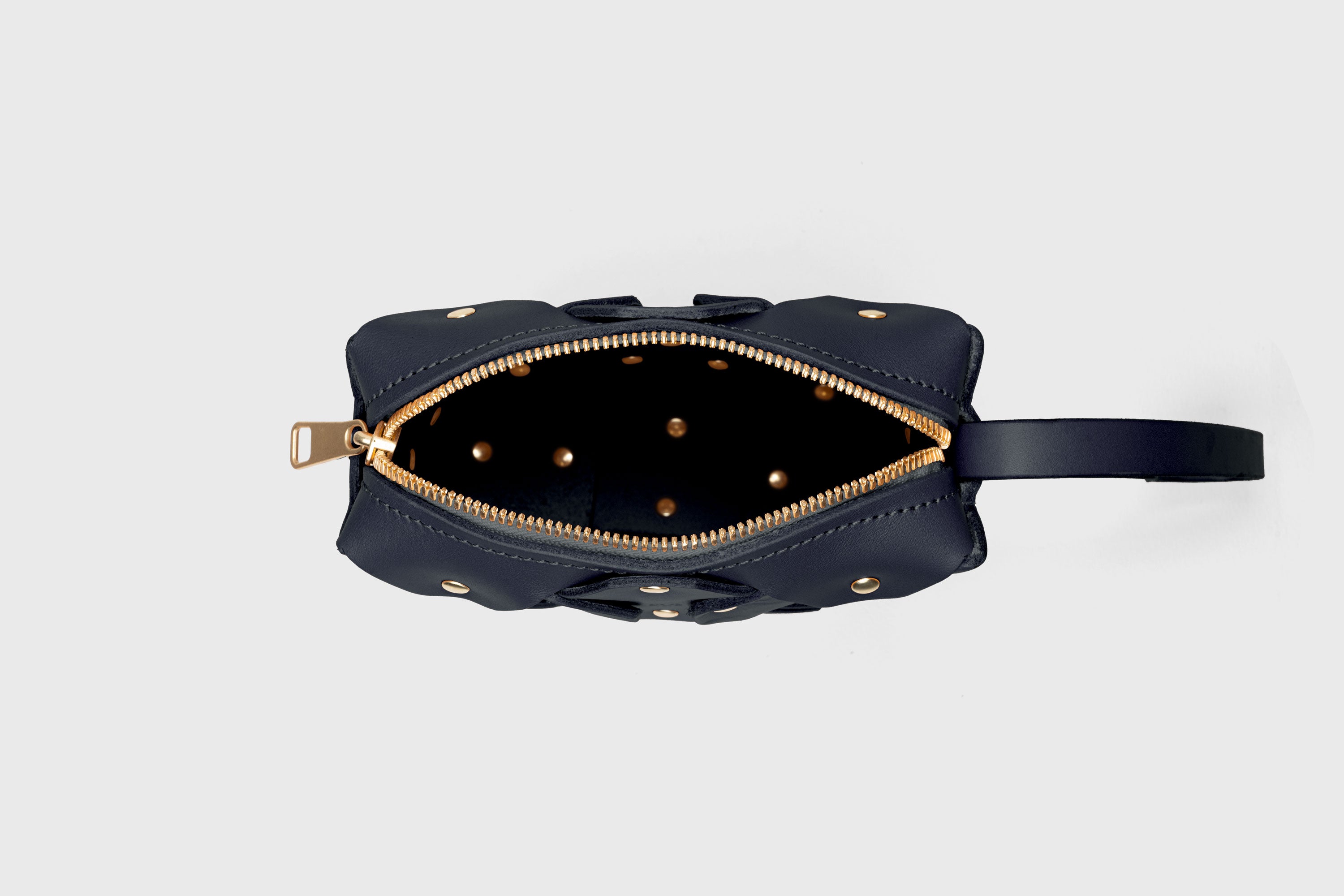 Bolso Rivet Bag Squared, de cuero azul marino, diseño minimalista y moderno, calidad superior, Atelier Madre Manuel Dreesmann, Barcelona
