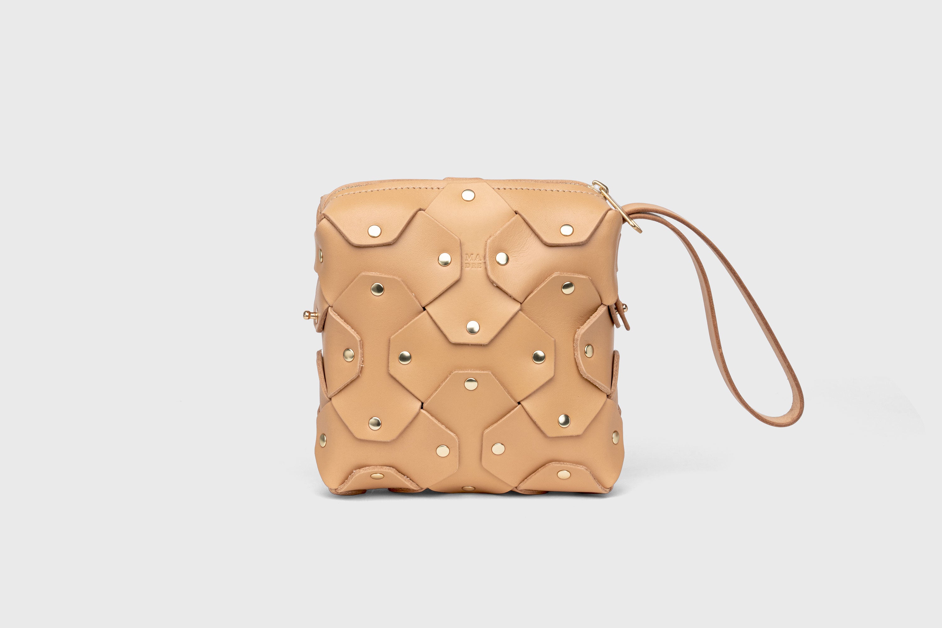 Bolso con remaches, de piel de color natural, diseño minimalista y moderno, de primera calidad, Atelier Madre Manuel Dreesmann, Barcelona