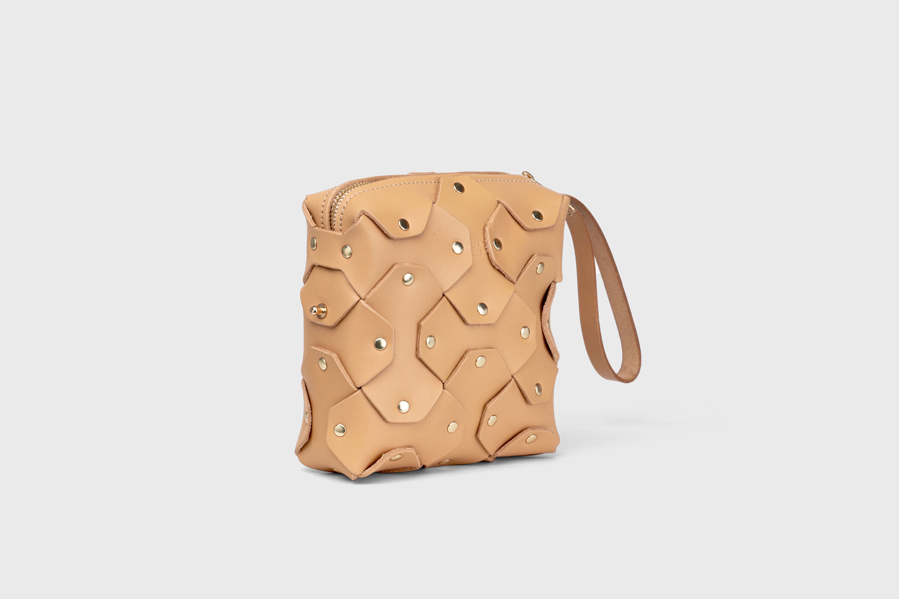 Bolso con remaches, de piel de color natural, diseño minimalista y moderno, de primera calidad, Atelier Madre Manuel Dreesmann, Barcelona