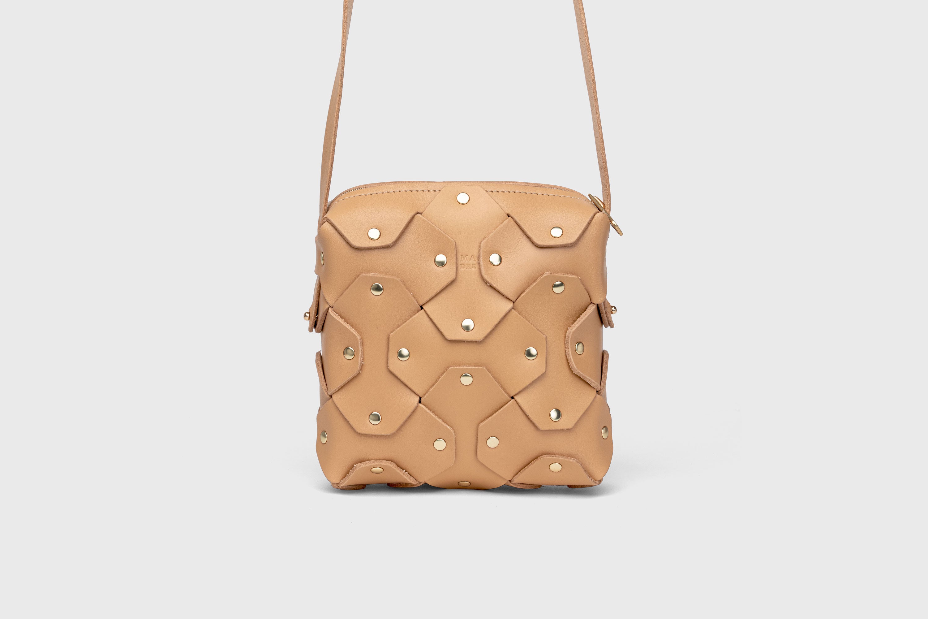 Bolso con remaches, de piel de color natural, diseño minimalista y moderno, de primera calidad, Atelier Madre Manuel Dreesmann, Barcelona