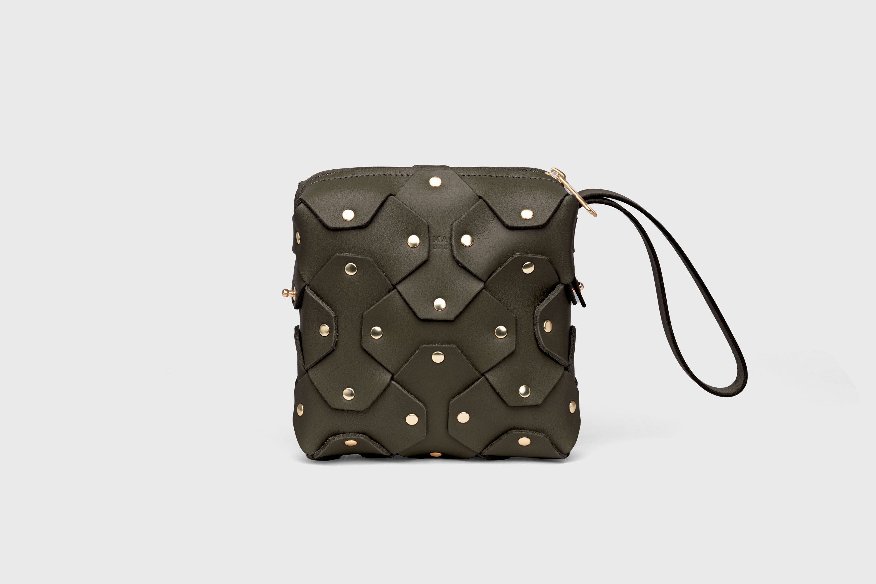 Bolso con remaches, de forma cuadrada, en piel de color verde oliva, diseño minimalista y moderno, calidad superior, Atelier Madre Manuel Dreesmann, Barcelona