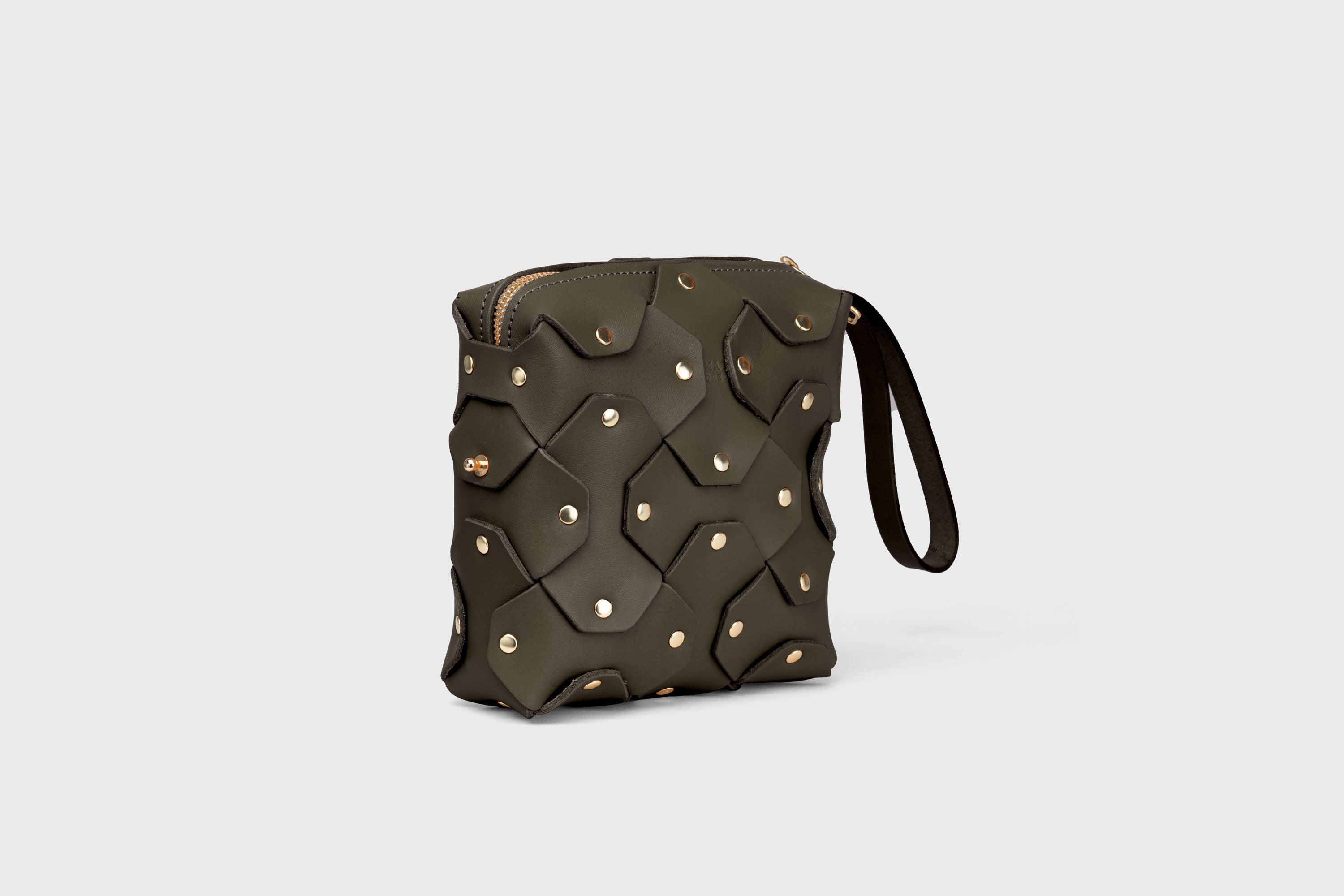 Bolso con remaches, de forma cuadrada, en piel de color verde oliva, diseño minimalista y moderno, calidad superior, Atelier Madre Manuel Dreesmann, Barcelona
