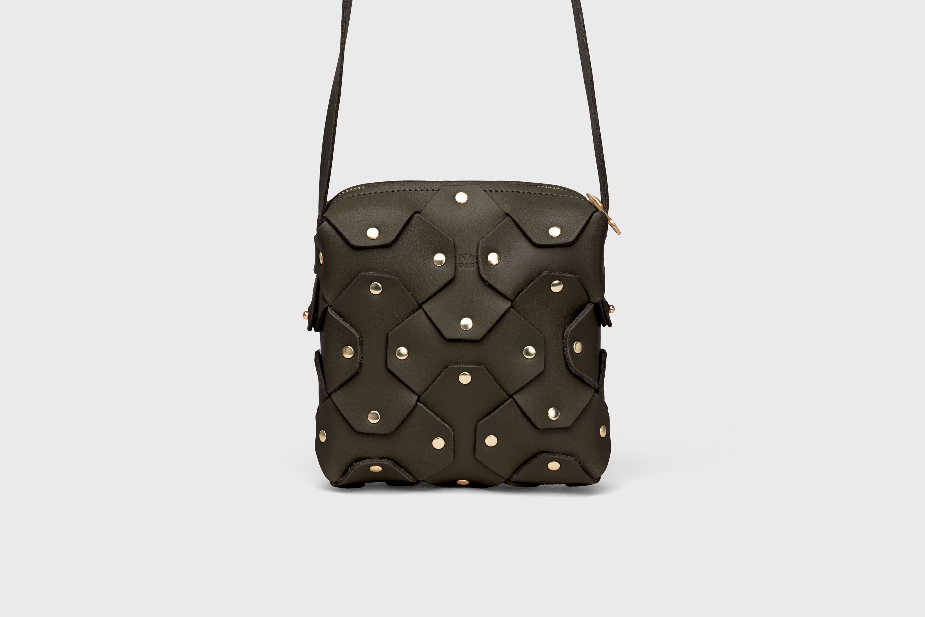 Bolso con remaches, de forma cuadrada, en piel de color verde oliva, diseño minimalista y moderno, calidad superior, Atelier Madre Manuel Dreesmann, Barcelona