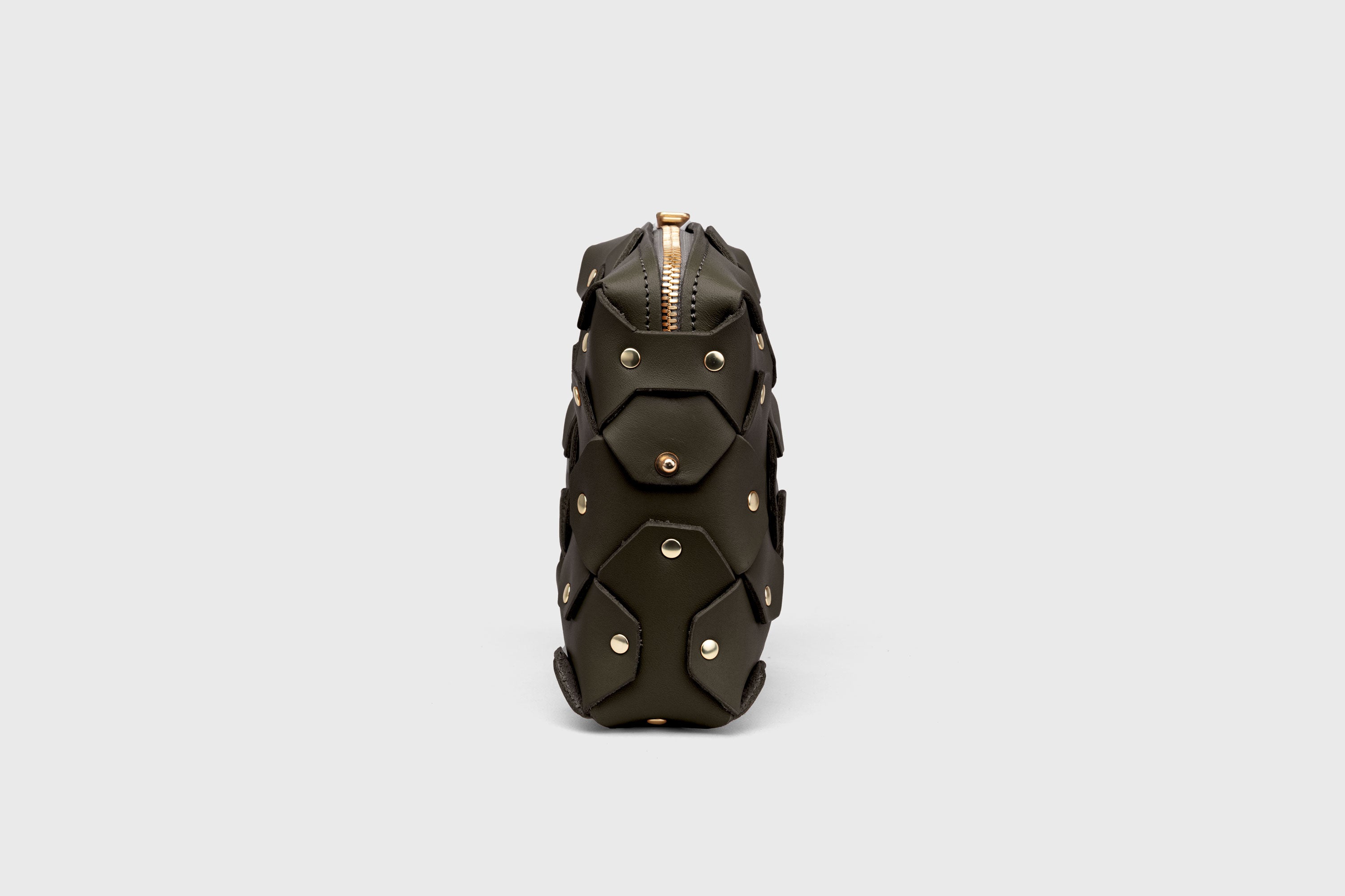 Bolso con remaches, de forma cuadrada, en piel de color verde oliva, diseño minimalista y moderno, calidad superior, Atelier Madre Manuel Dreesmann, Barcelona
