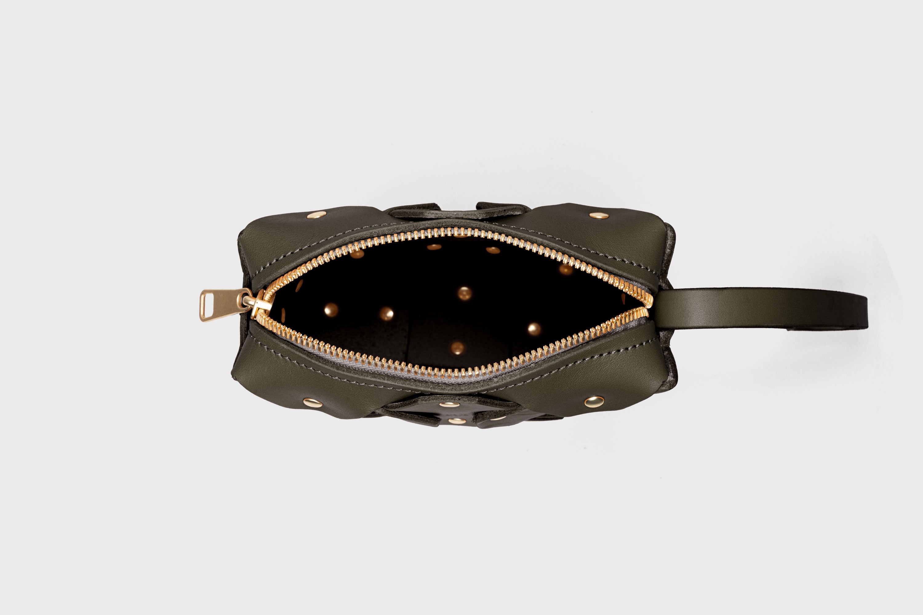 Bolso con remaches, de forma cuadrada, en piel de color verde oliva, diseño minimalista y moderno, calidad superior, Atelier Madre Manuel Dreesmann, Barcelona