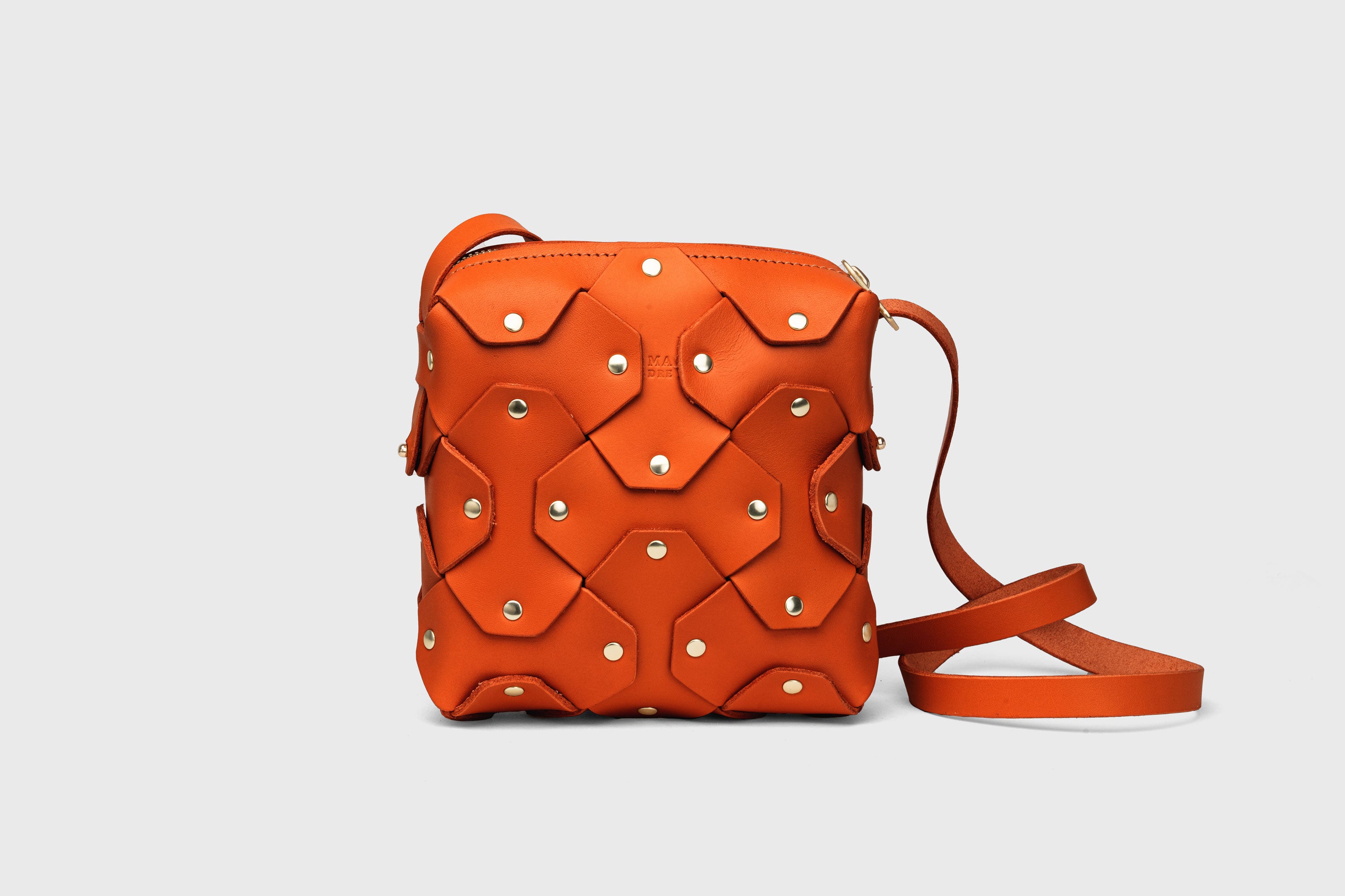 Bolso Rivet, cuadrado, de cuero naranja, diseño minimalista y moderno, calidad superior, Atelier Madre Manuel Dreesmann, Barcelona