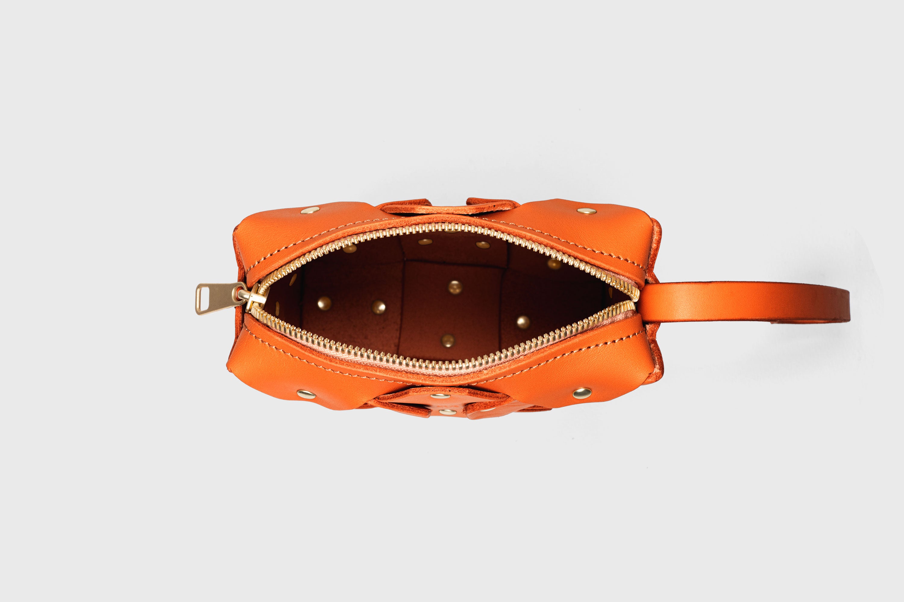 Bolso Rivet, cuadrado, de cuero naranja, diseño minimalista y moderno, calidad superior, Atelier Madre Manuel Dreesmann, Barcelona