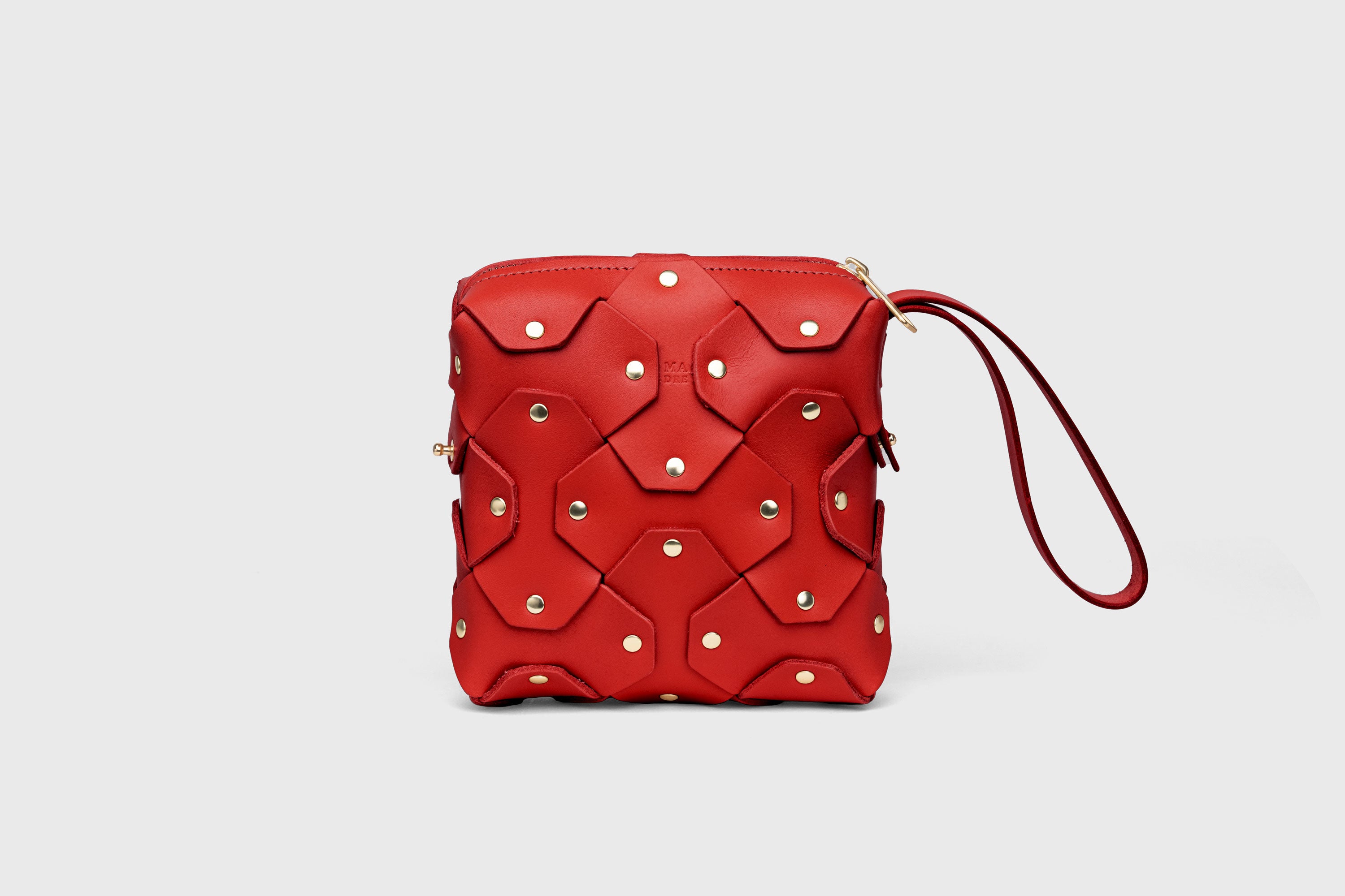 Bolso con remaches, cuadrado, de cuero rojo, diseño minimalista y moderno, calidad superior, Atelier Madre Manuel Dreesmann, Barcelona