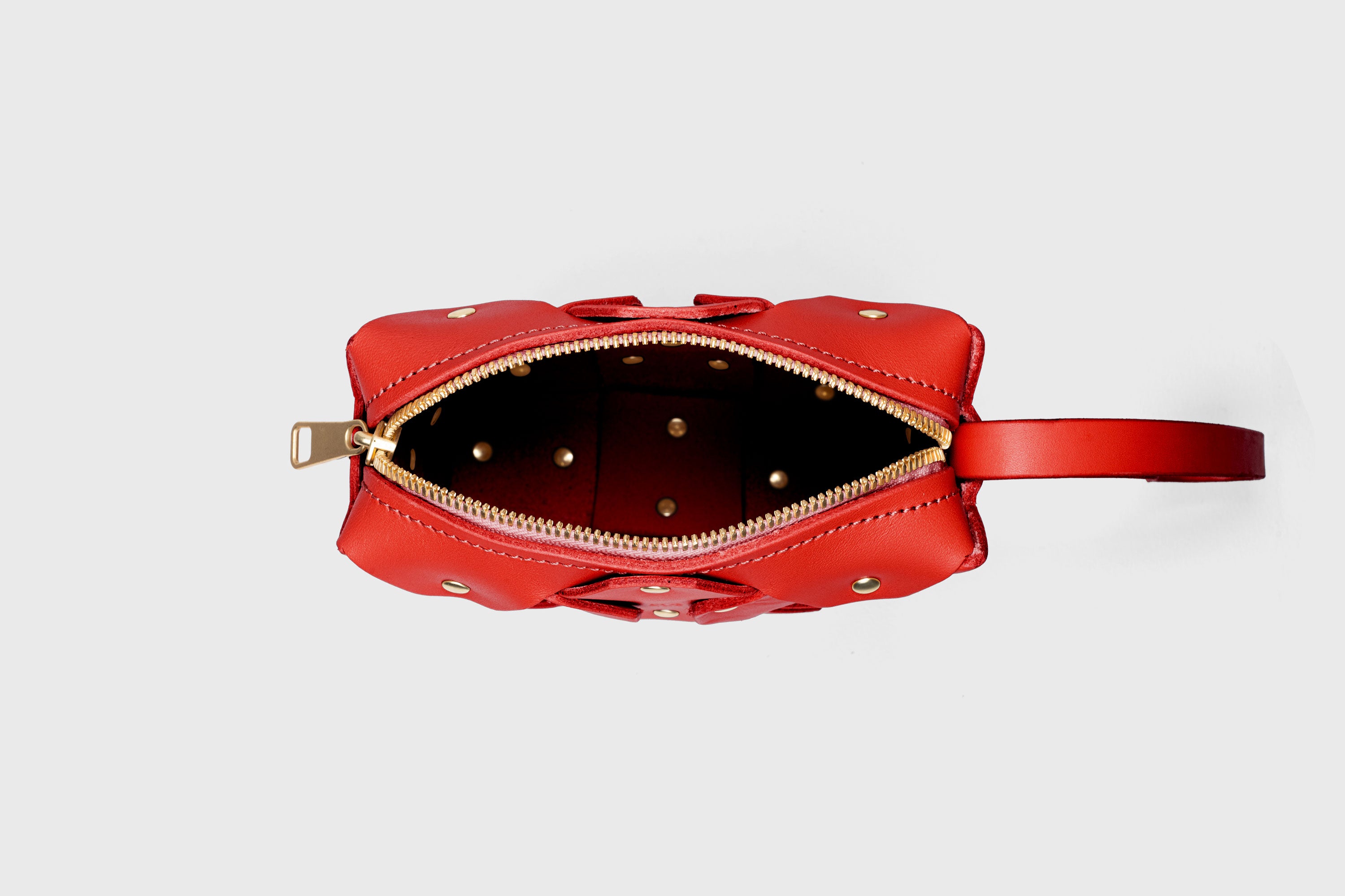 Bolso con remaches, cuadrado, de cuero rojo, diseño minimalista y moderno, calidad superior, Atelier Madre Manuel Dreesmann, Barcelona