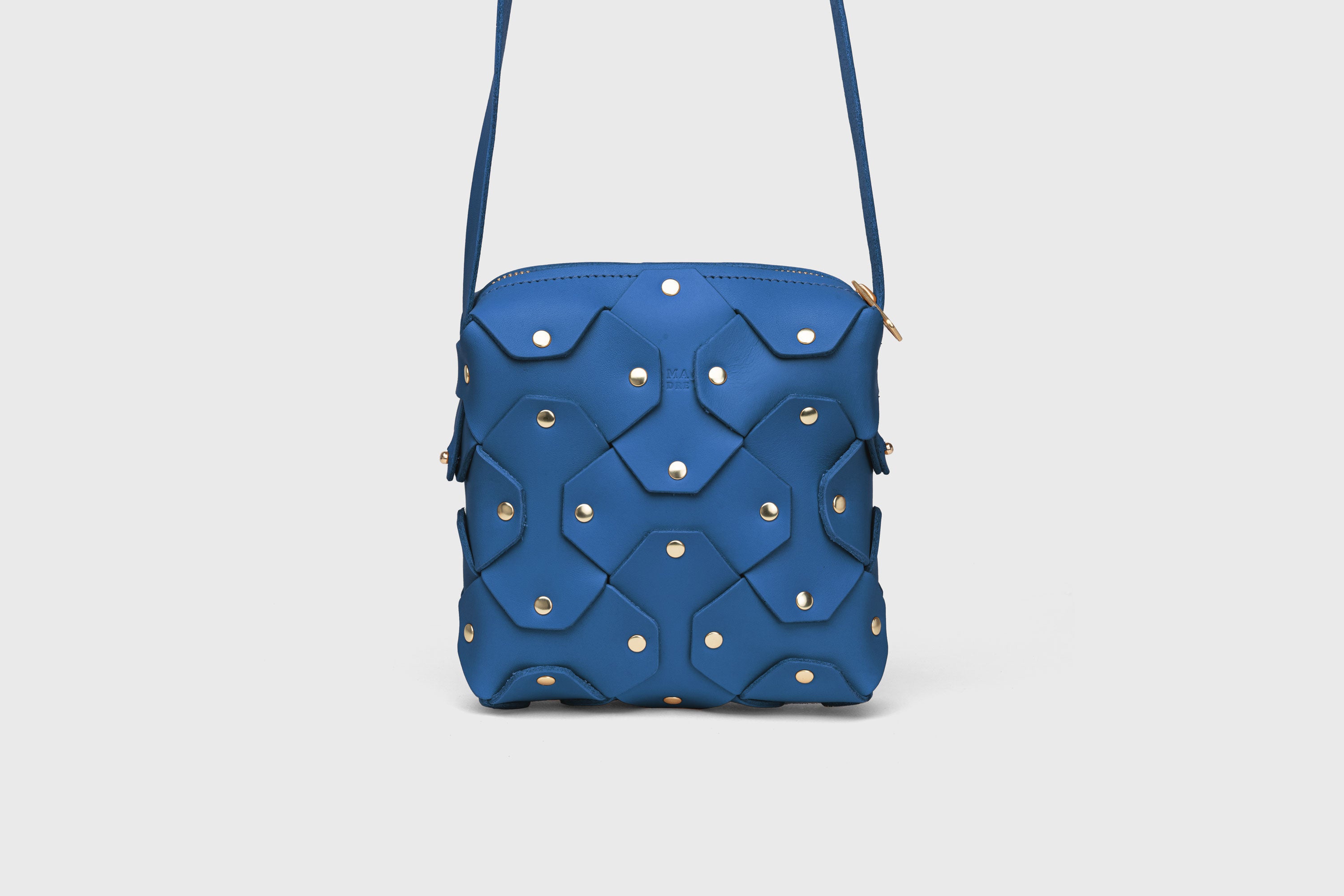 Bolso Rivet de diseño cuadrado, en piel azul real, estilo minimalista y moderno, de primera calidad, Atelier Madre Manuel Dreesmann, Barcelona