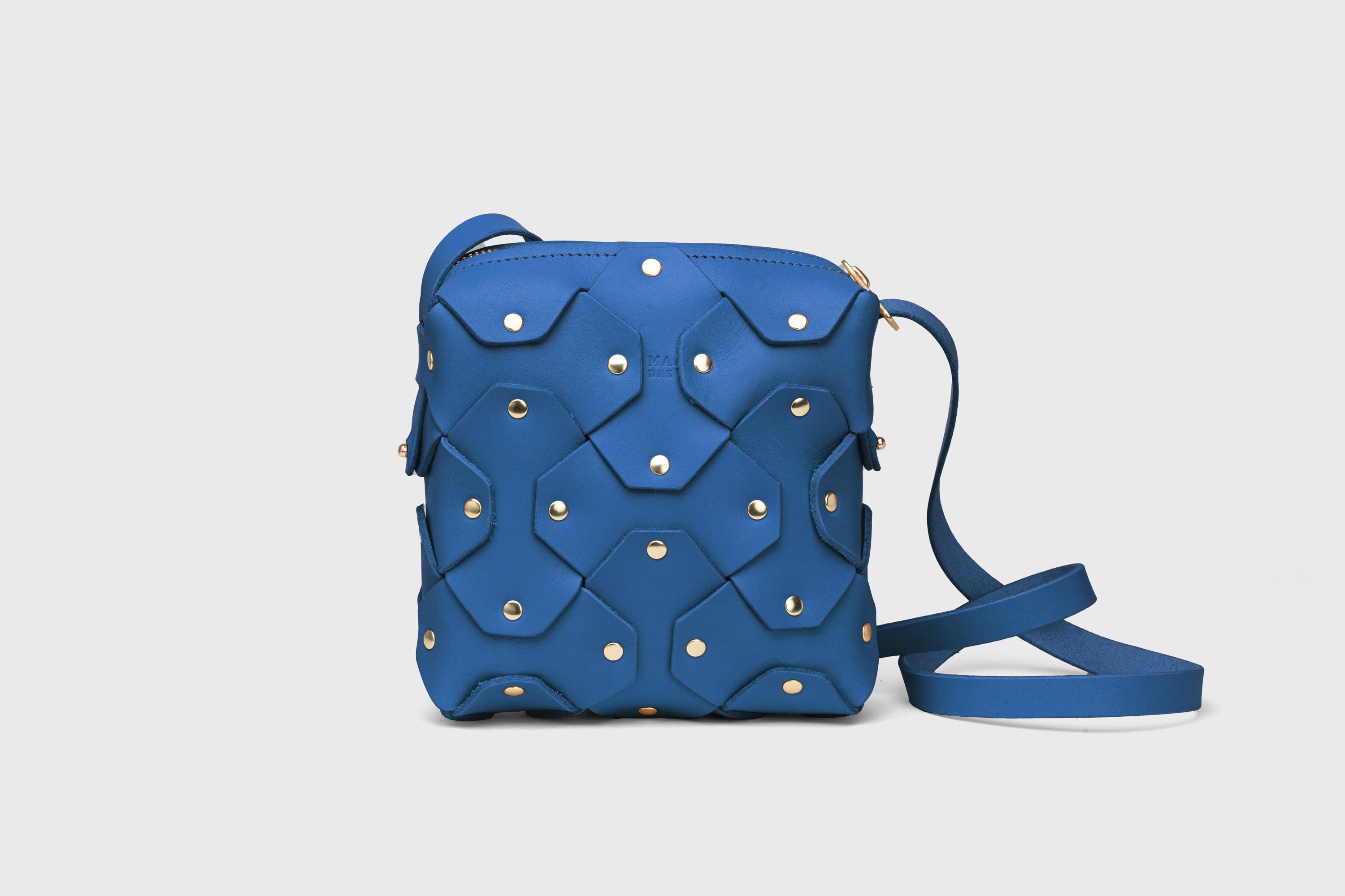 Bolso Rivet de diseño cuadrado, en piel azul real, estilo minimalista y moderno, de primera calidad, Atelier Madre Manuel Dreesmann, Barcelona