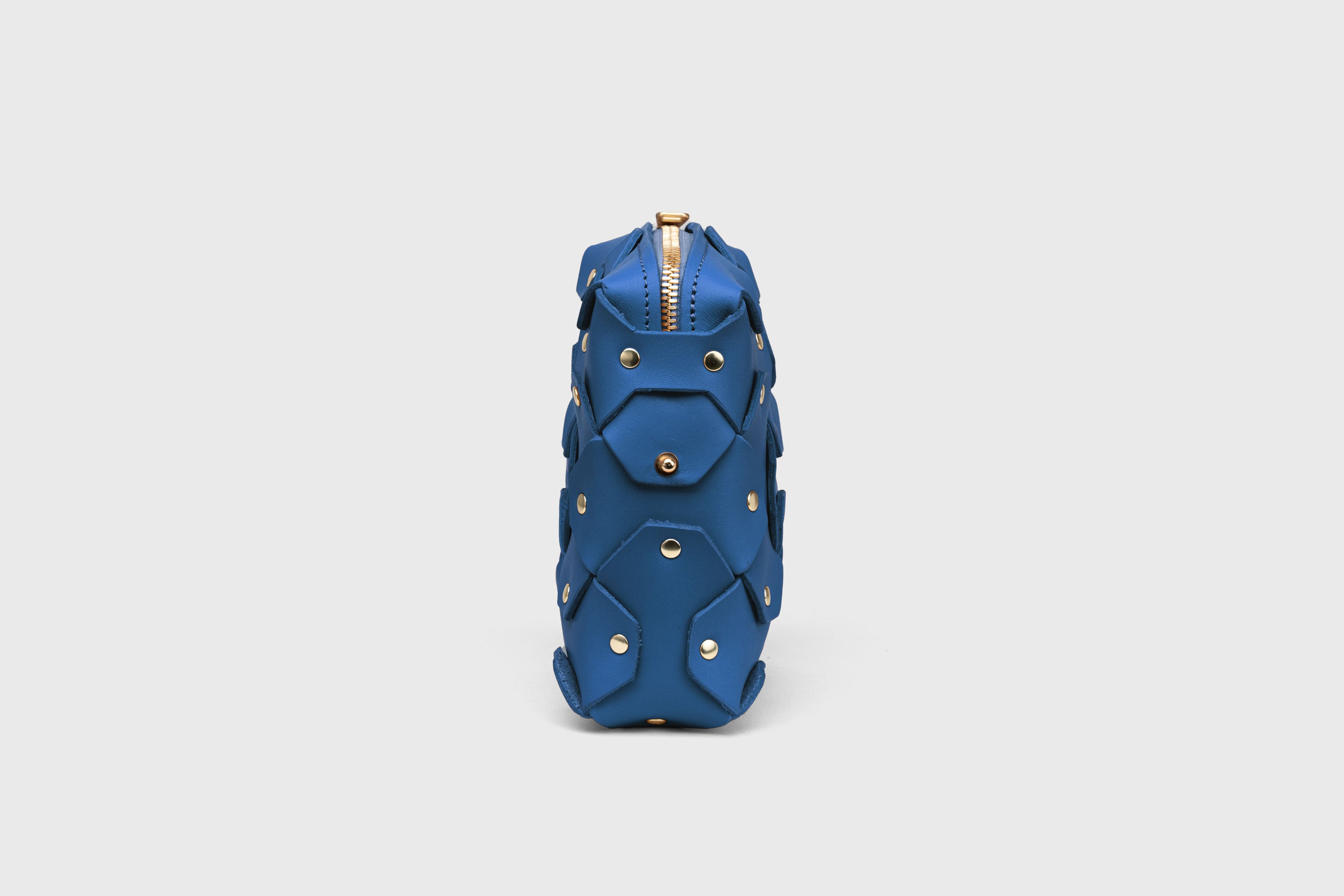 Bolso Rivet de diseño cuadrado, en piel azul real, estilo minimalista y moderno, de primera calidad, Atelier Madre Manuel Dreesmann, Barcelona