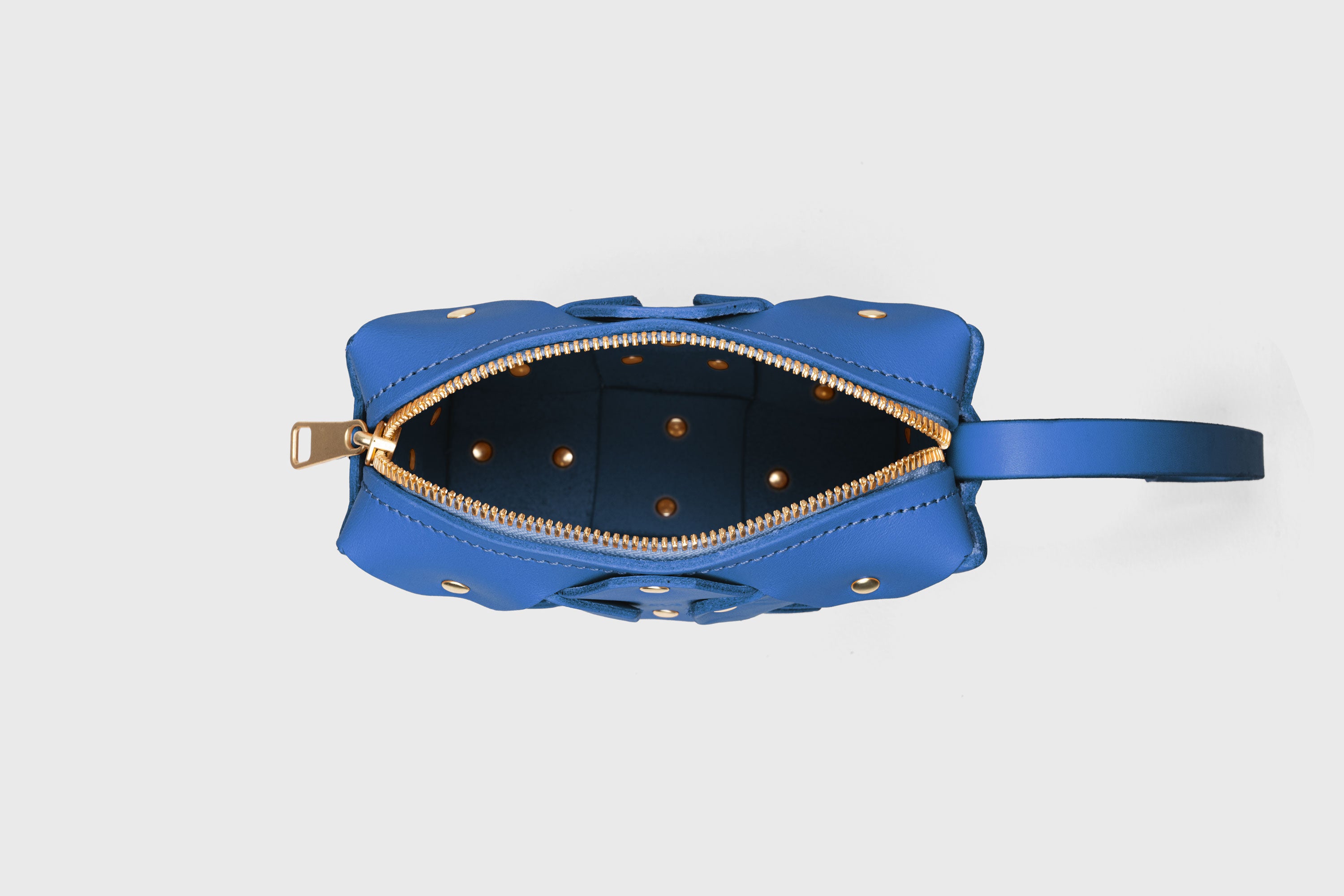 Bolso Rivet de diseño cuadrado, en piel azul real, estilo minimalista y moderno, de primera calidad, Atelier Madre Manuel Dreesmann, Barcelona
