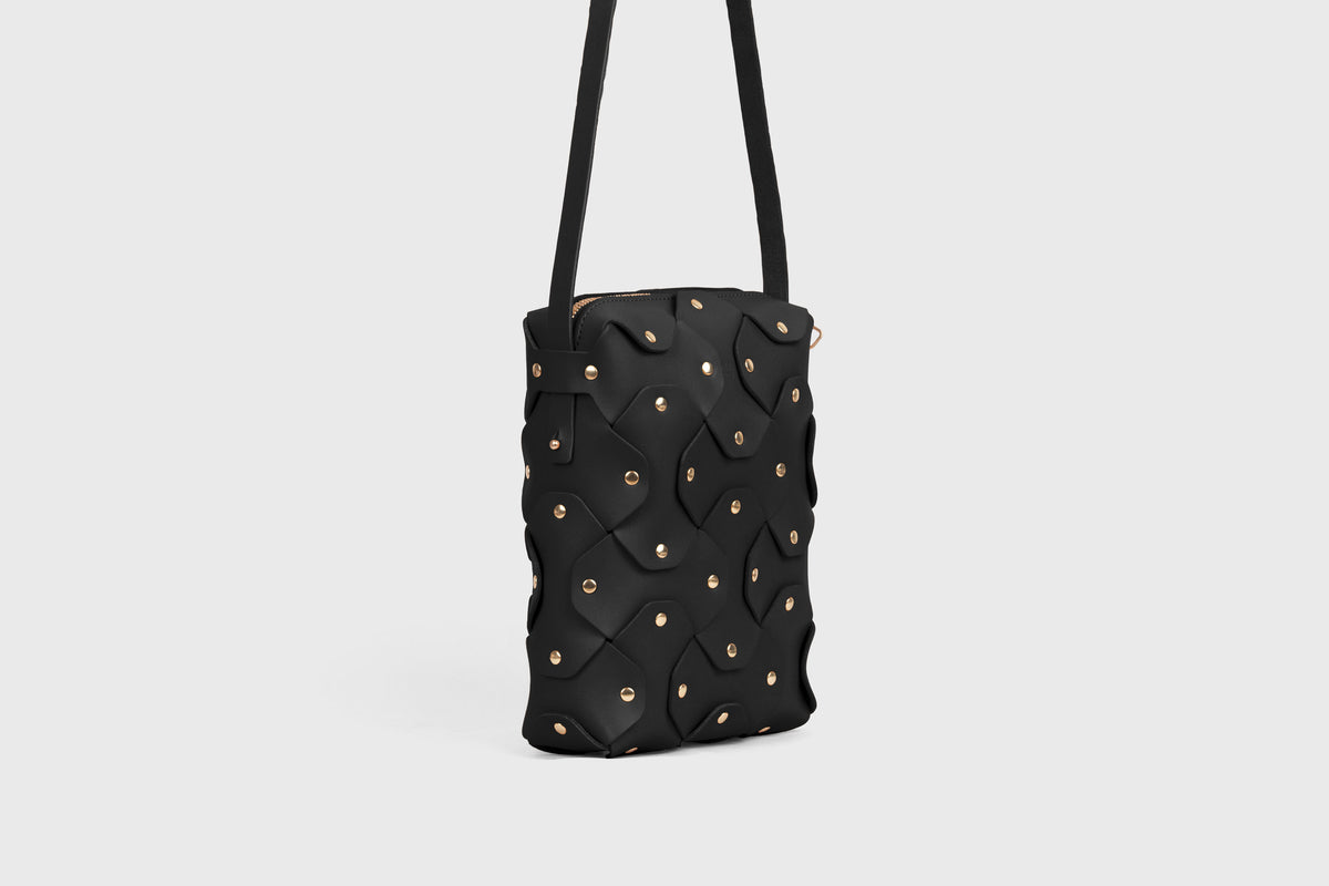 Rivet Bag Tall Black Colour Leather Vegetable Tanned Modern Minimal Design Premium Quality Atelier Madre Manuel Dreesmann Barcelona 3
