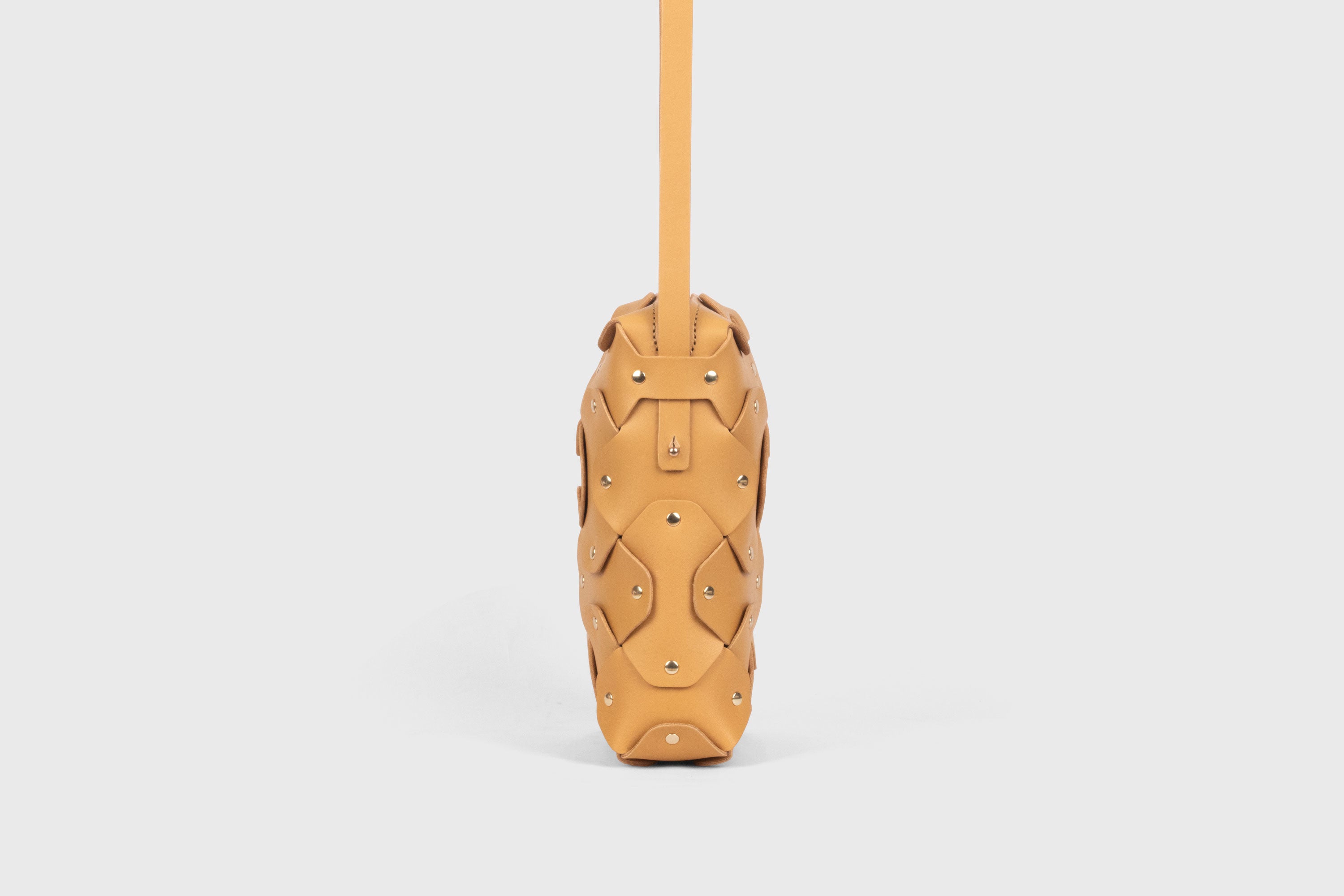 Rivet Bag Tall, Brown Colour, Vegetable-Tanned Leather, Modern Minimal Design. Premium Quality, Atelier Madre, Manuel-Dreesmann, Barcelona