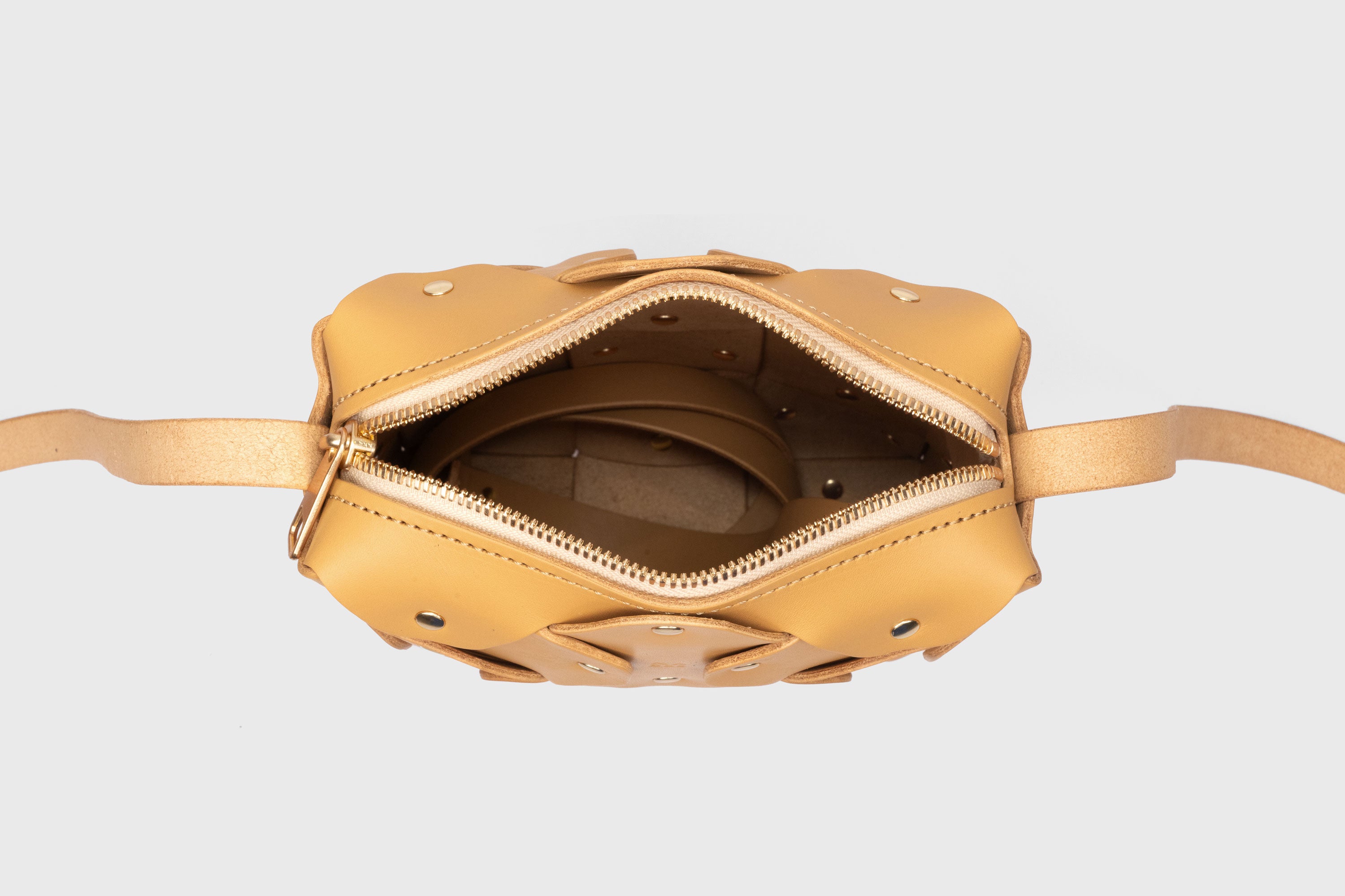 Rivet Bag Tall, Brown Colour, Vegetable-Tanned Leather, Modern Minimal Design. Premium Quality, Atelier Madre, Manuel-Dreesmann, Barcelona