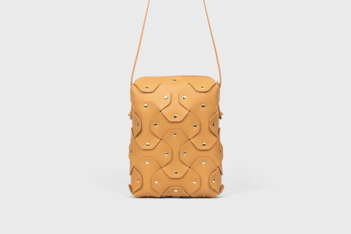 Rivet Bag Tall Brown Colour Leather Vegetable Tanned Modern Minimal Design Premium Quality Atelier Madre Manuel Dreesmann Barcelona 2