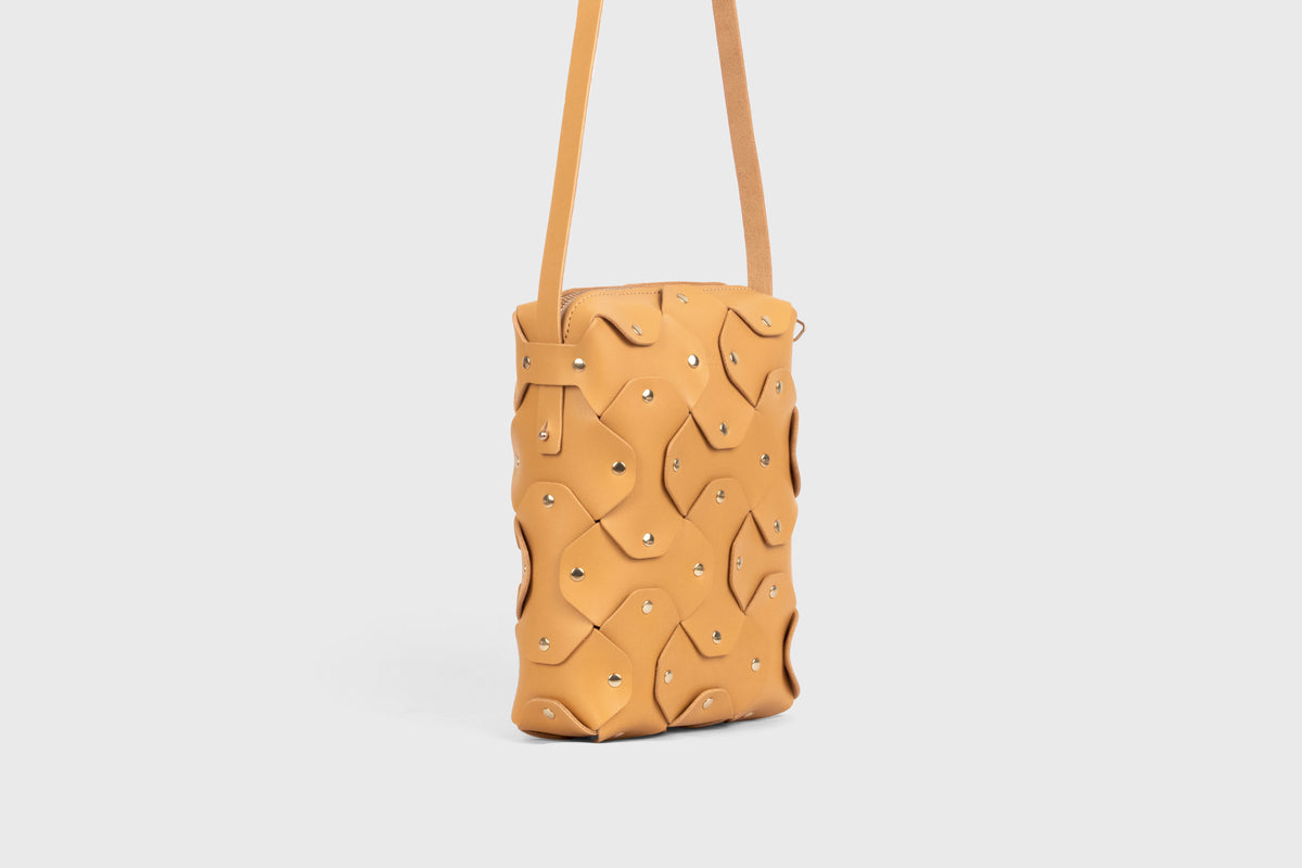 Rivet Bag Tall Brown Colour Leather Vegetable Tanned Modern Minimal Design Premium Quality Atelier Madre Manuel Dreesmann Barcelona 3