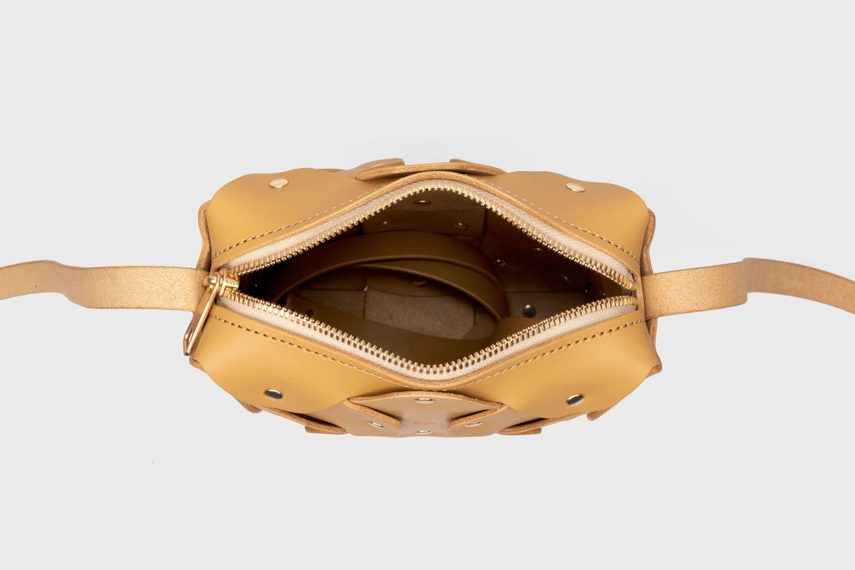 Rivet Bag Tall Brown Colour Leather Vegetable Tanned Modern Minimal Design Premium Quality Atelier Madre Manuel Dreesmann Barcelona 6