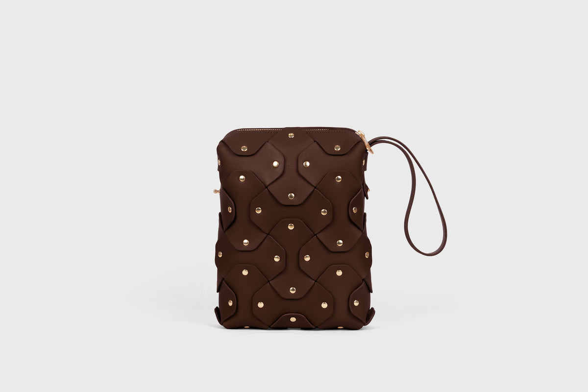 Rivet Bag Tall Chocolate Brown Leather Atelier Madre Manuel Dreesmann Barcelona Spain 5