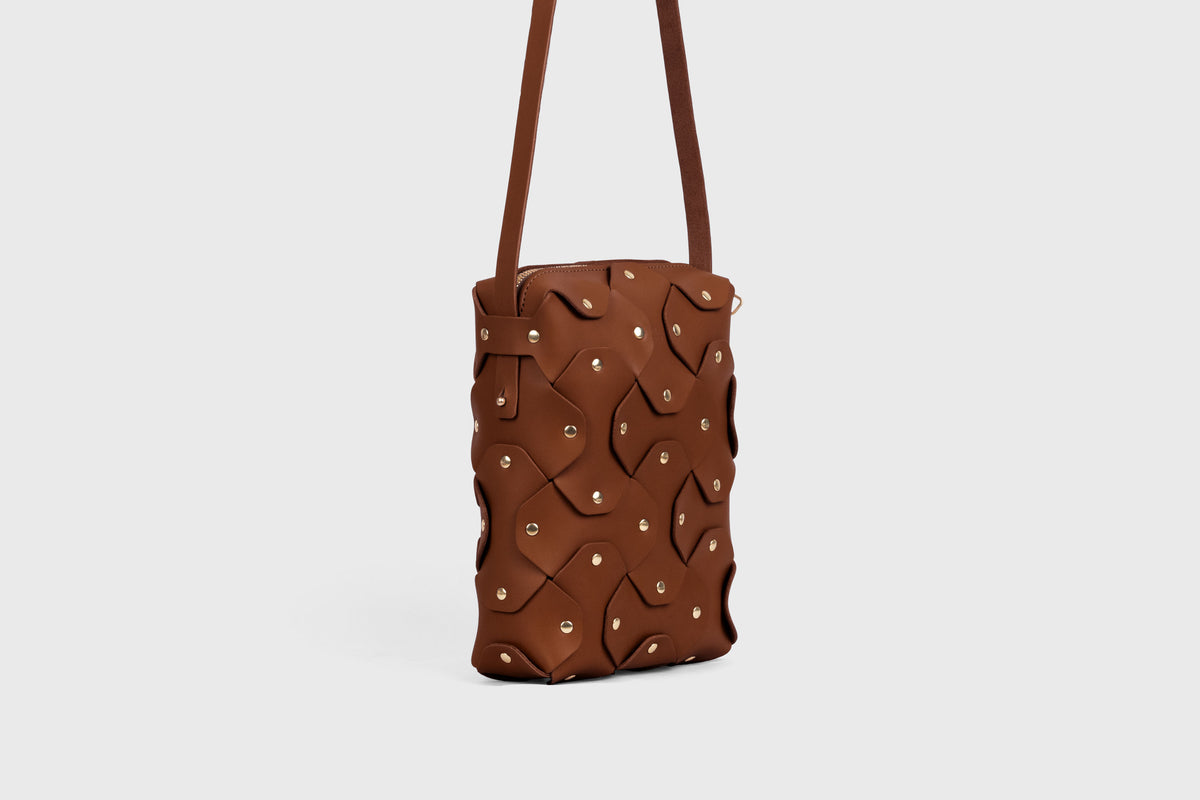 Rivet Bag Tall Dark Brown Colour Leather Vegetable Tanned Modern Minimal Design Premium Quality Atelier Madre Manuel Dreesmann Barcelona 3