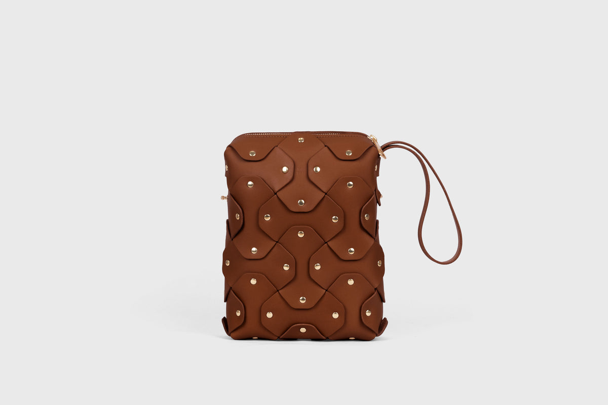 Rivet Bag Tall Dark Brown Colour Leather Vegetable Tanned Modern Minimal Design Premium Quality Atelier Madre Manuel Dreesmann Barcelona 5