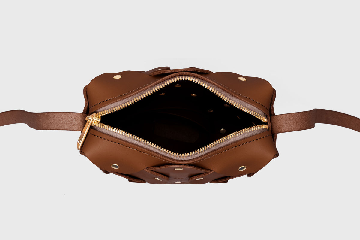 Rivet Bag Tall Dark Brown Colour Leather Vegetable Tanned Modern Minimal Design Premium Quality Atelier Madre Manuel Dreesmann Barcelona 6