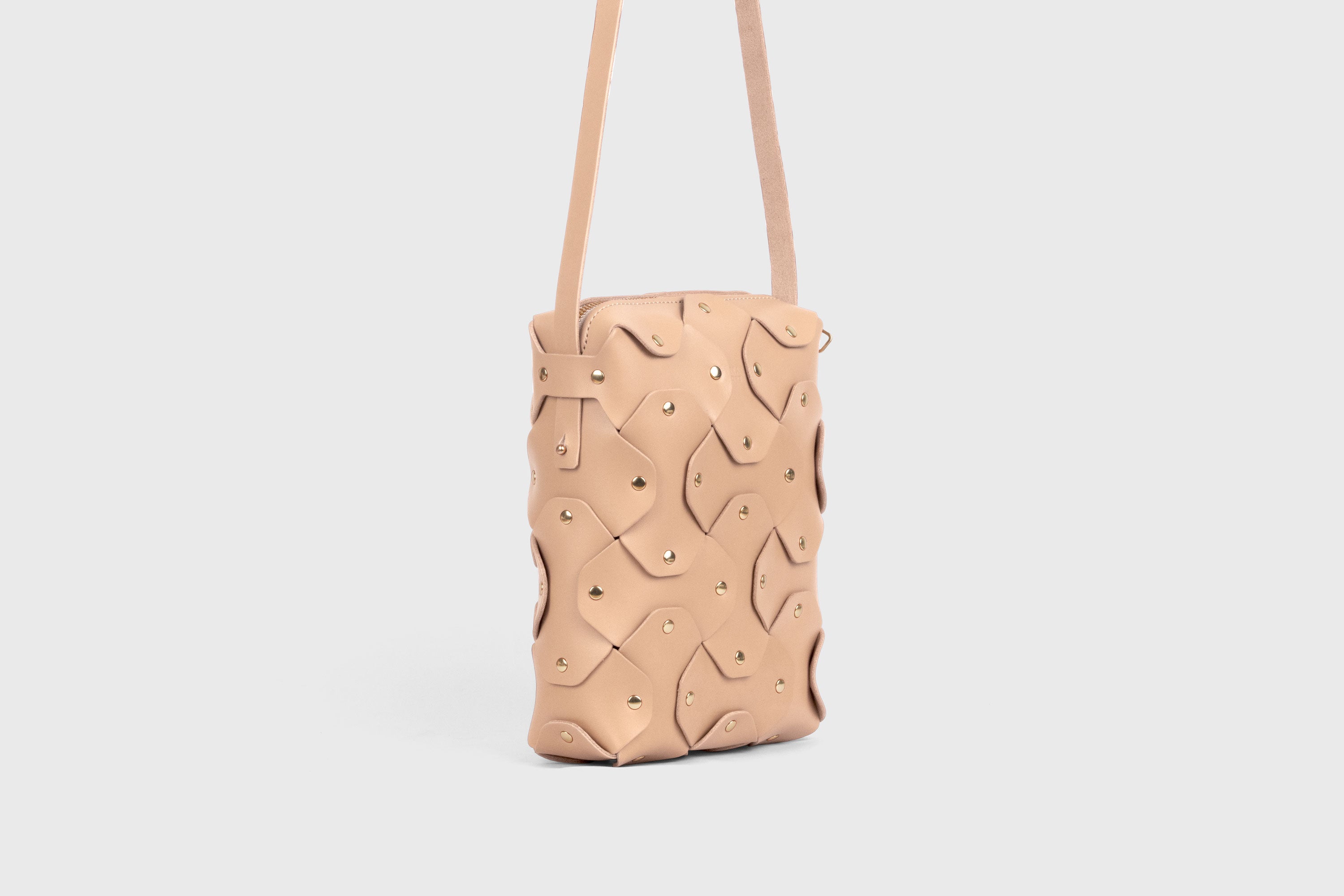 Rivet Bag Tall, Natural Colour, Vegetable-Tanned Leather, Modern Minimal Design. Premium Quality, Atelier Madre, Manuel-Dreesmann, Barcelona