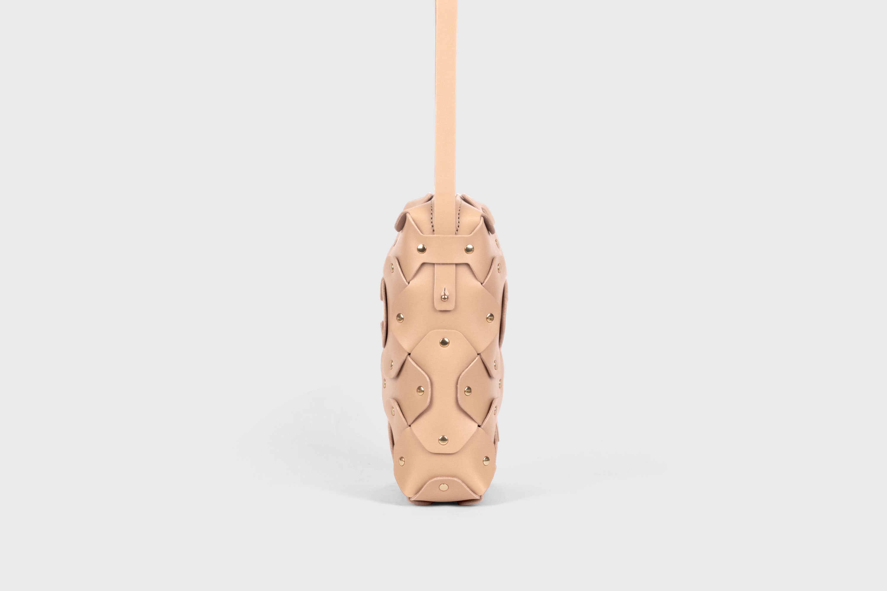 Rivet Bag Tall, Natural Colour, Vegetable-Tanned Leather, Modern Minimal Design. Premium Quality, Atelier Madre, Manuel-Dreesmann, Barcelona