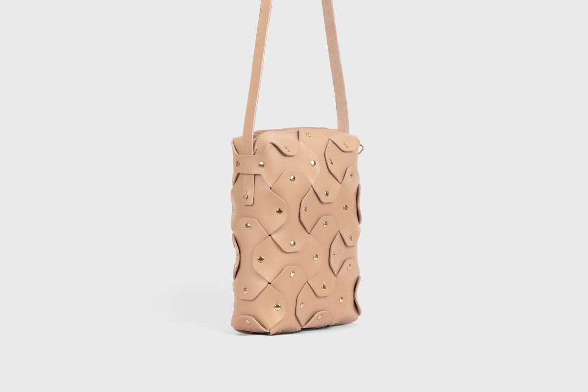 Rivet Bag Tall Natural Colour Leather Vegetable Tanned Modern Minimal Design Premium Quality Atelier Madre Manuel Dreesmann Barcelona 3