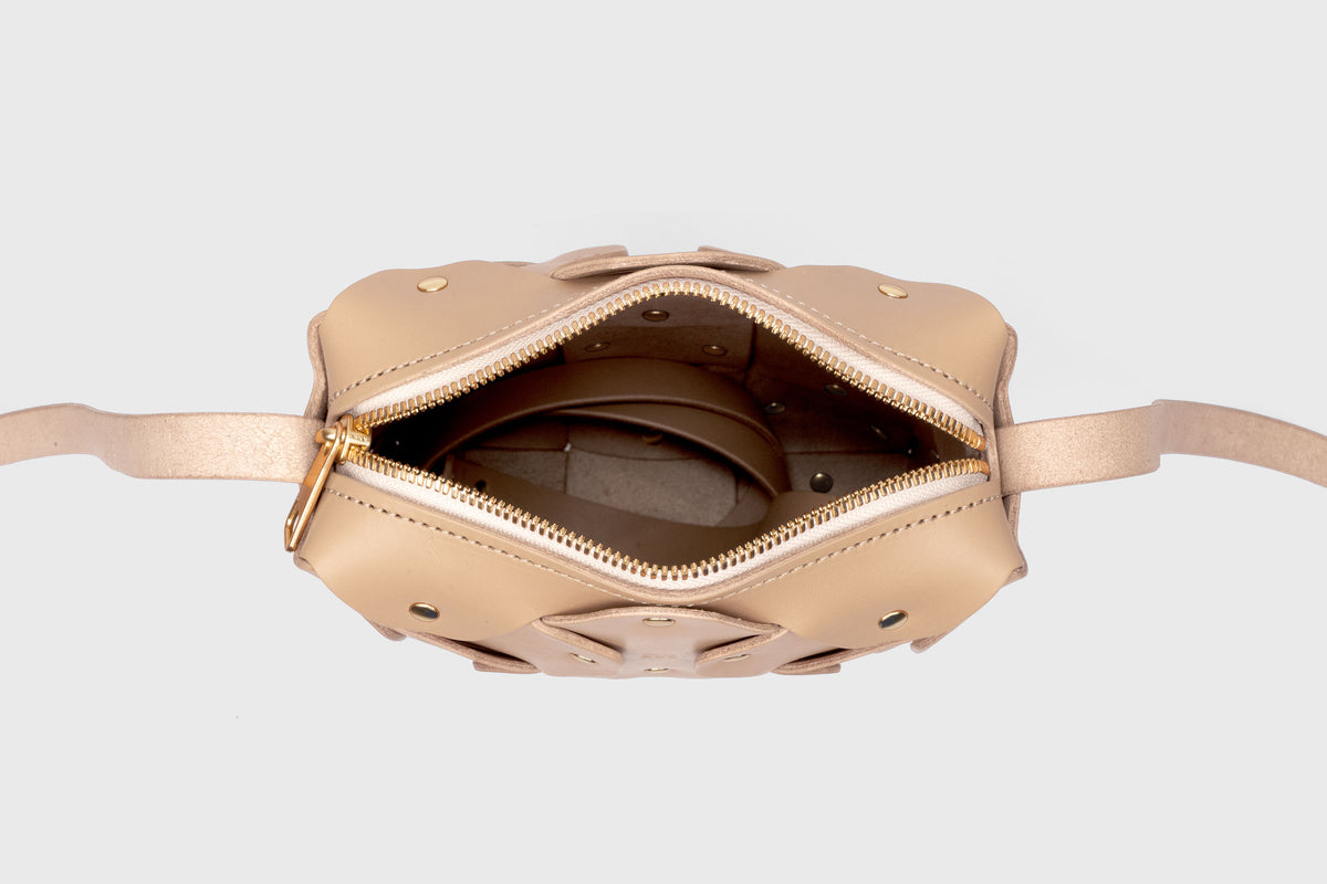 Rivet Bag Tall Natural Colour Leather Vegetable Tanned Modern Minimal Design Premium Quality Atelier Madre Manuel Dreesmann Barcelona 6