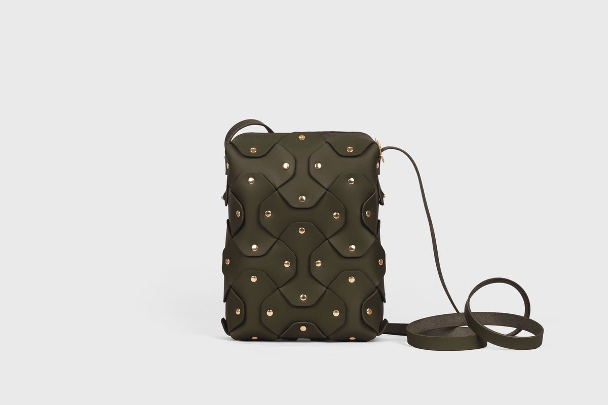 Rivet Bag Tall Olive Green Colour Leather Vegetable Tanned Modern Minimal Design Premium Quality Atelier Madre Manuel Dreesmann Barcelona 1