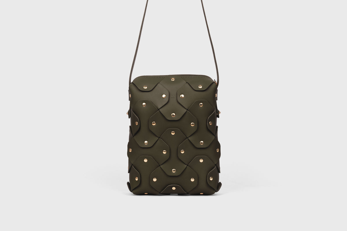 Rivet Bag Tall Olive Green Colour Leather Vegetable Tanned Modern Minimal Design Premium Quality Atelier Madre Manuel Dreesmann Barcelona 2