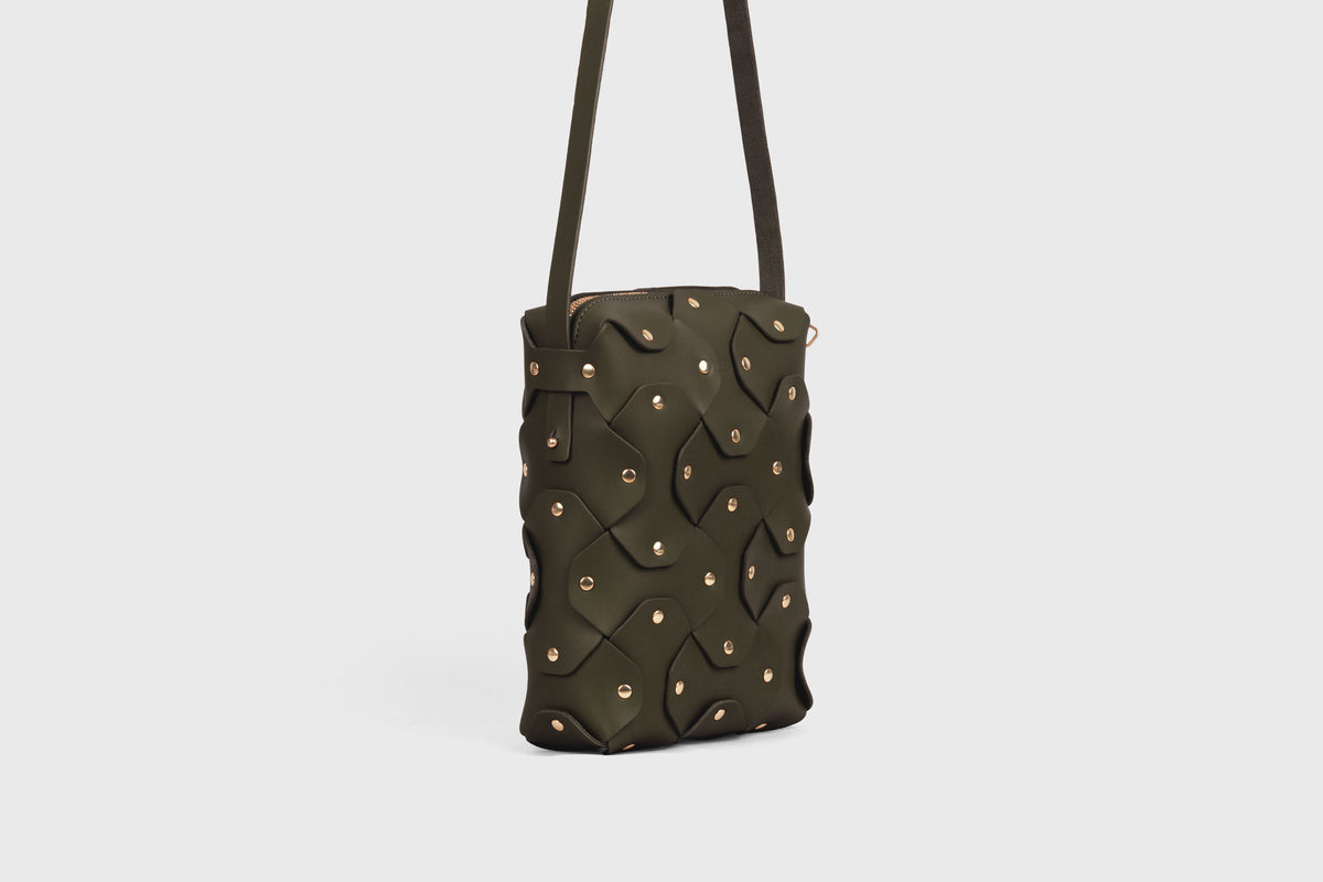 Rivet Bag Tall Olive Green Colour Leather Vegetable Tanned Modern Minimal Design Premium Quality Atelier Madre Manuel Dreesmann Barcelona 3