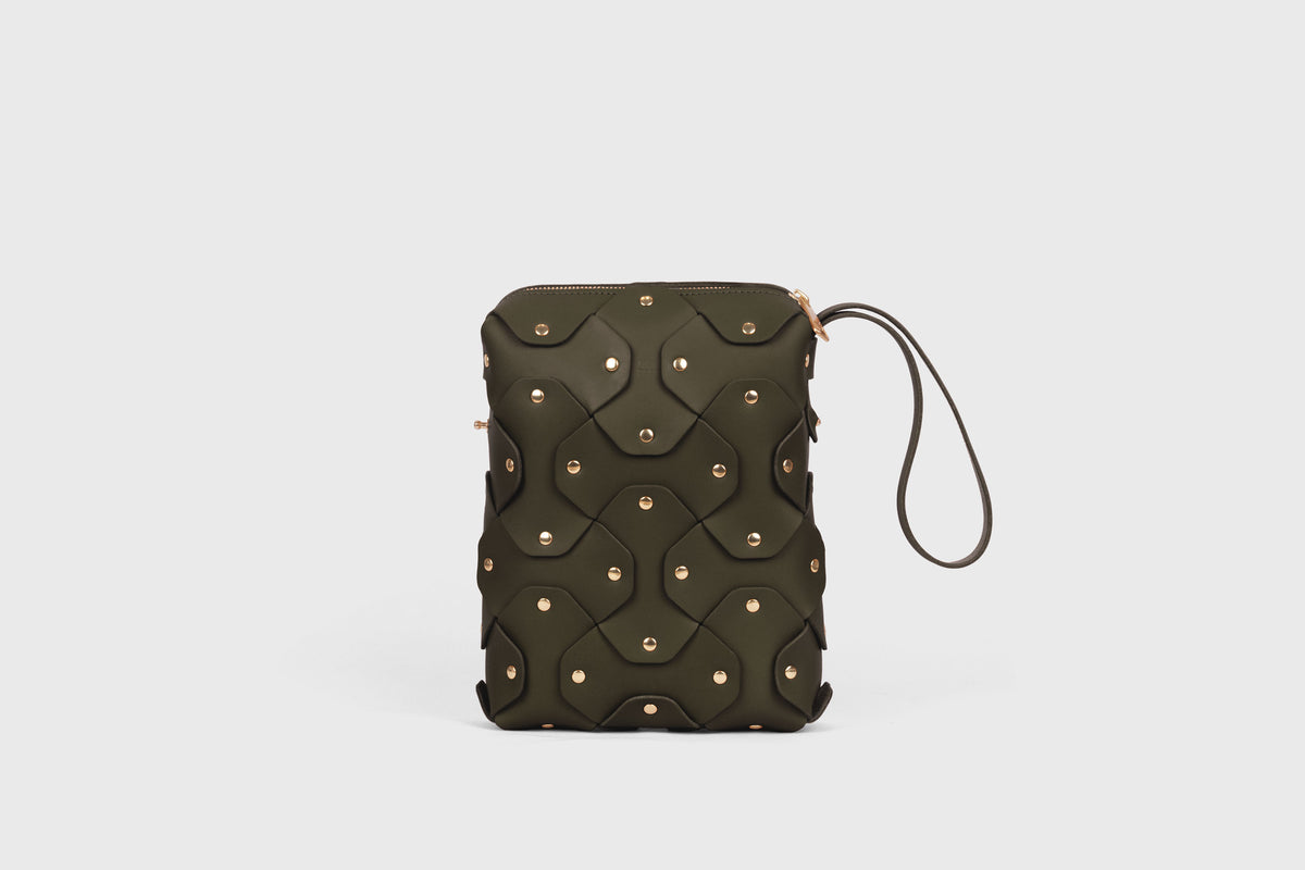 Rivet Bag Tall Olive Green Colour Leather Vegetable Tanned Modern Minimal Design Premium Quality Atelier Madre Manuel Dreesmann Barcelona 5