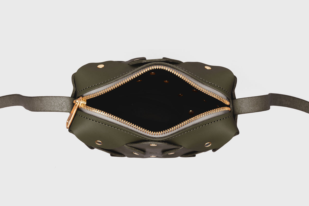 Rivet Bag Tall Olive Green Colour Leather Vegetable Tanned Modern Minimal Design Premium Quality Atelier Madre Manuel Dreesmann Barcelona 6